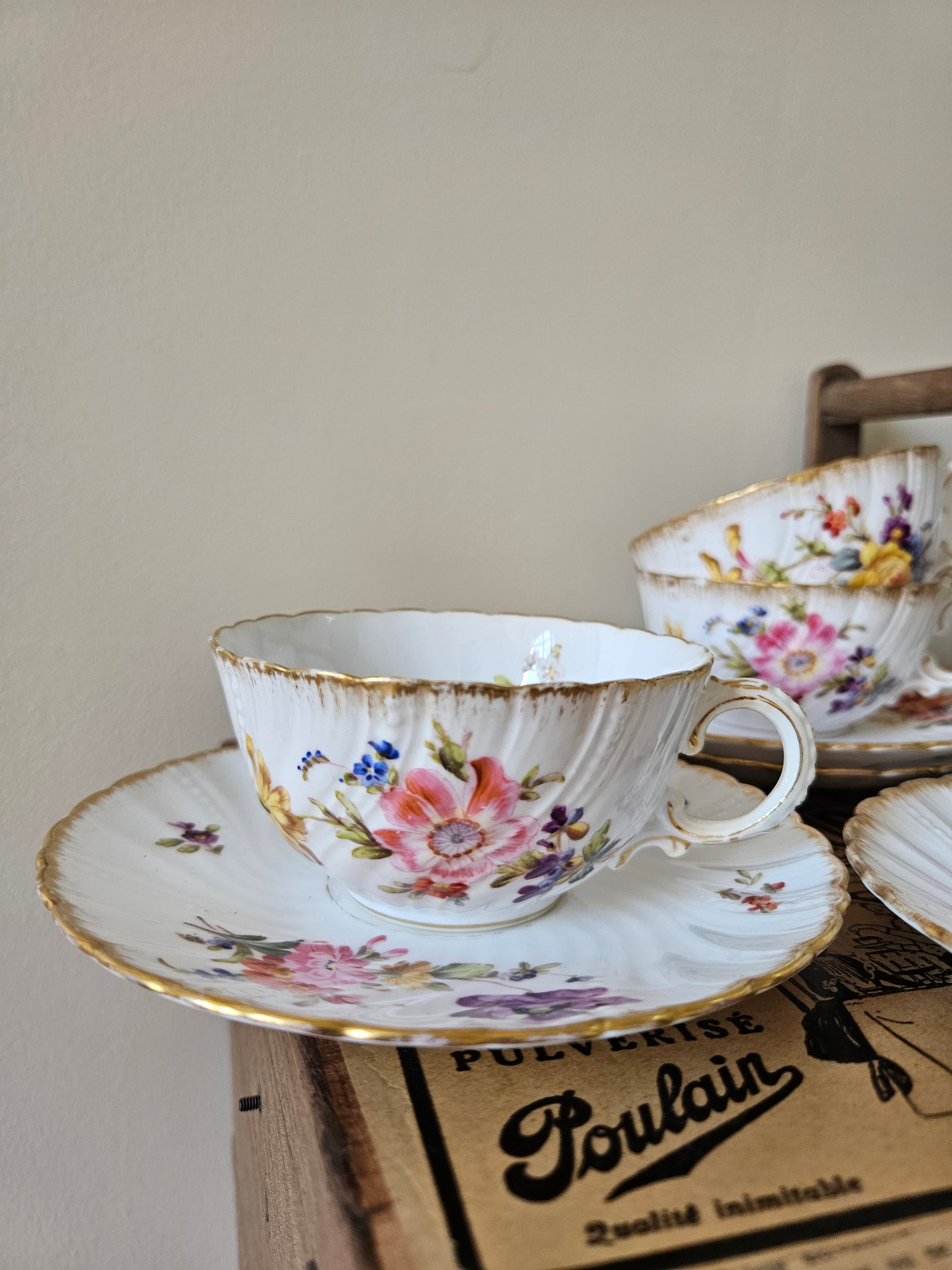 Tasses anciennes Sarreguemines modèle Saxe en porcelaine à fleurs