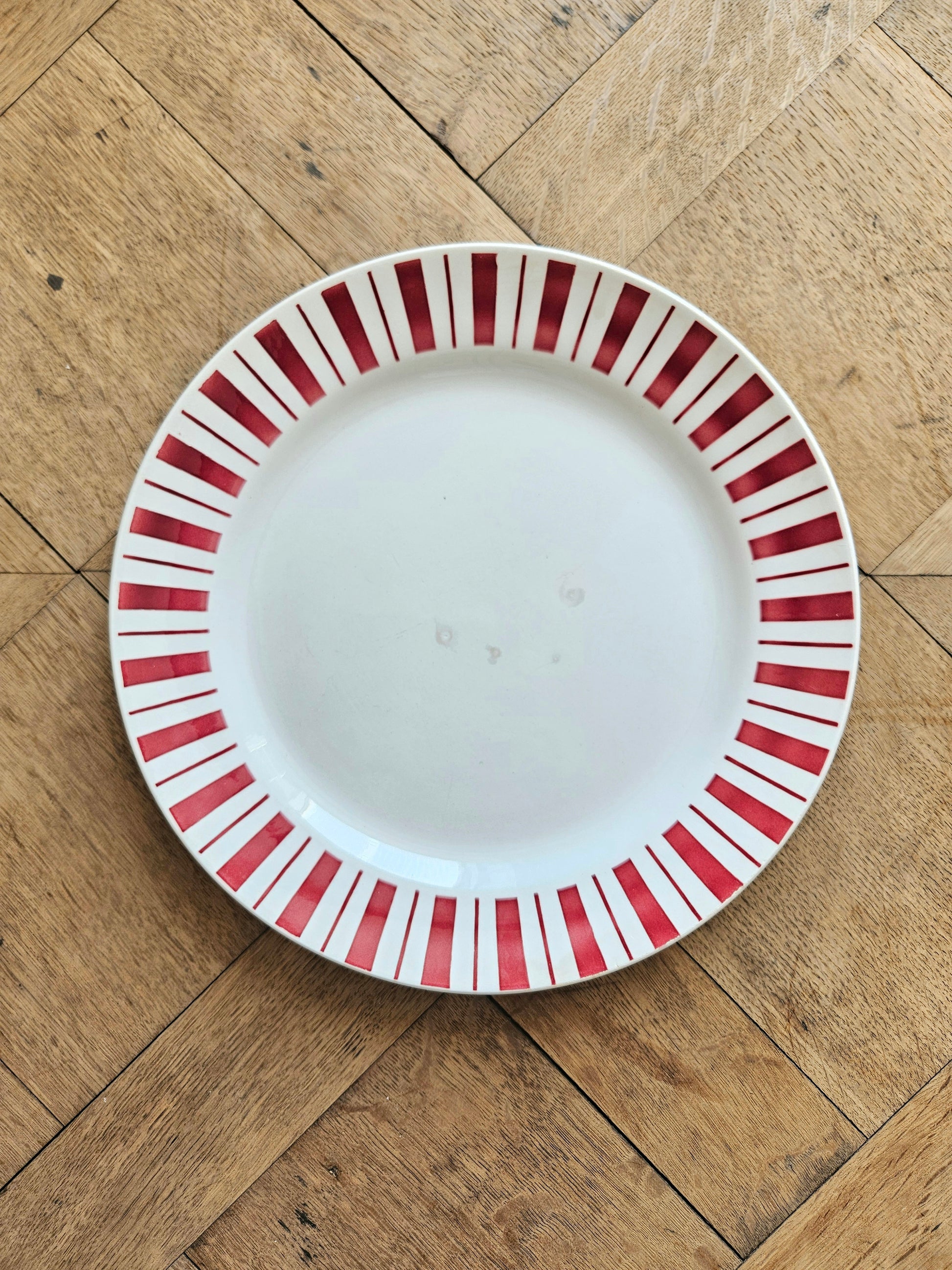 Plat rond rétro Badonviller décor rayé rouge