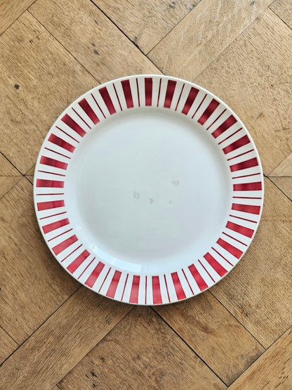 Plat rond rétro Badonviller décor rayé rouge