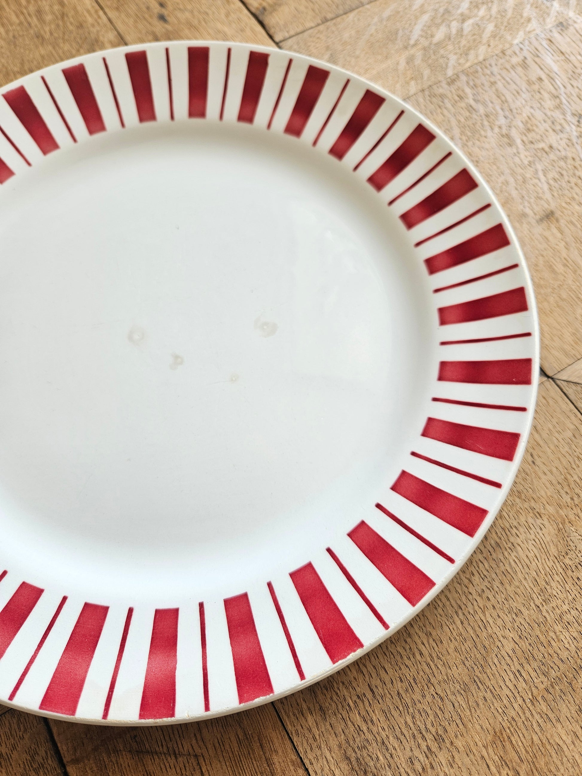Plat rond rétro Badonviller décor rayé rouge