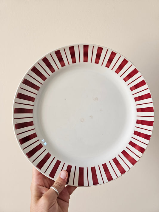 Plat rond rétro Badonviller décor rayé rouge