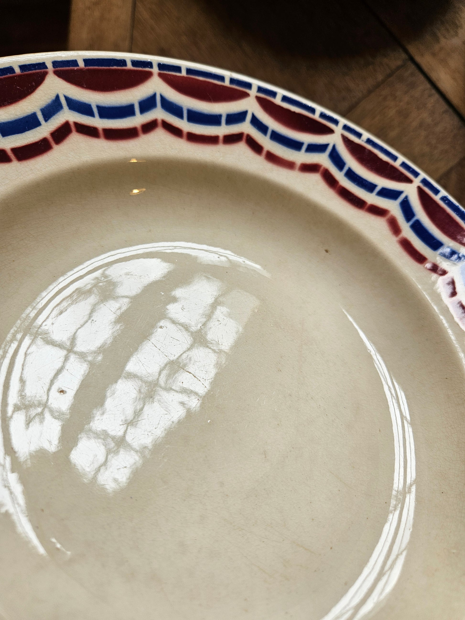 Patine et traces du temps sur les assiettes creuses anciennes Badonviller, Loudéac