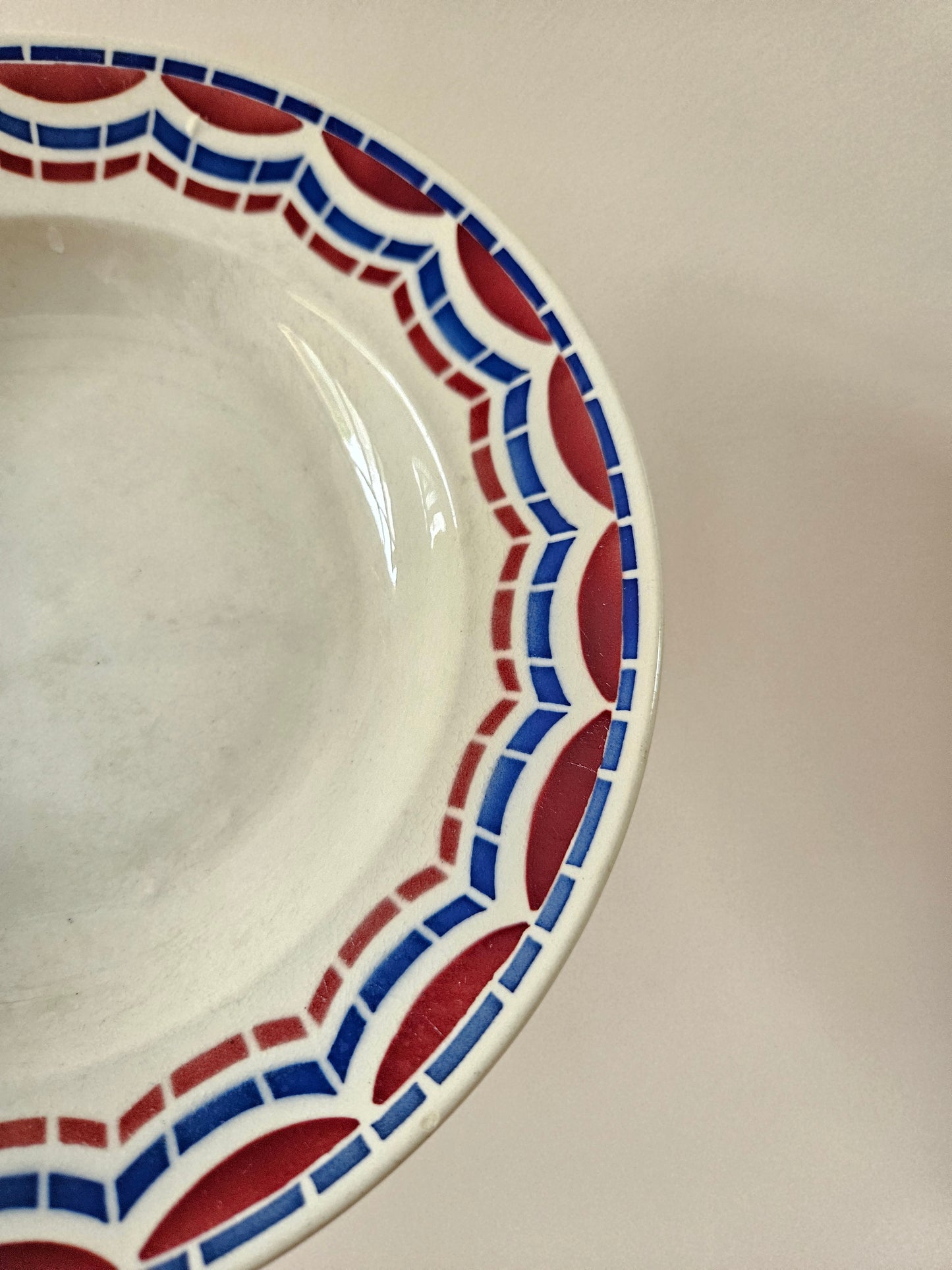 Assiette ancienne Loudéac Badonviller, décor géométrique bleu et rouge