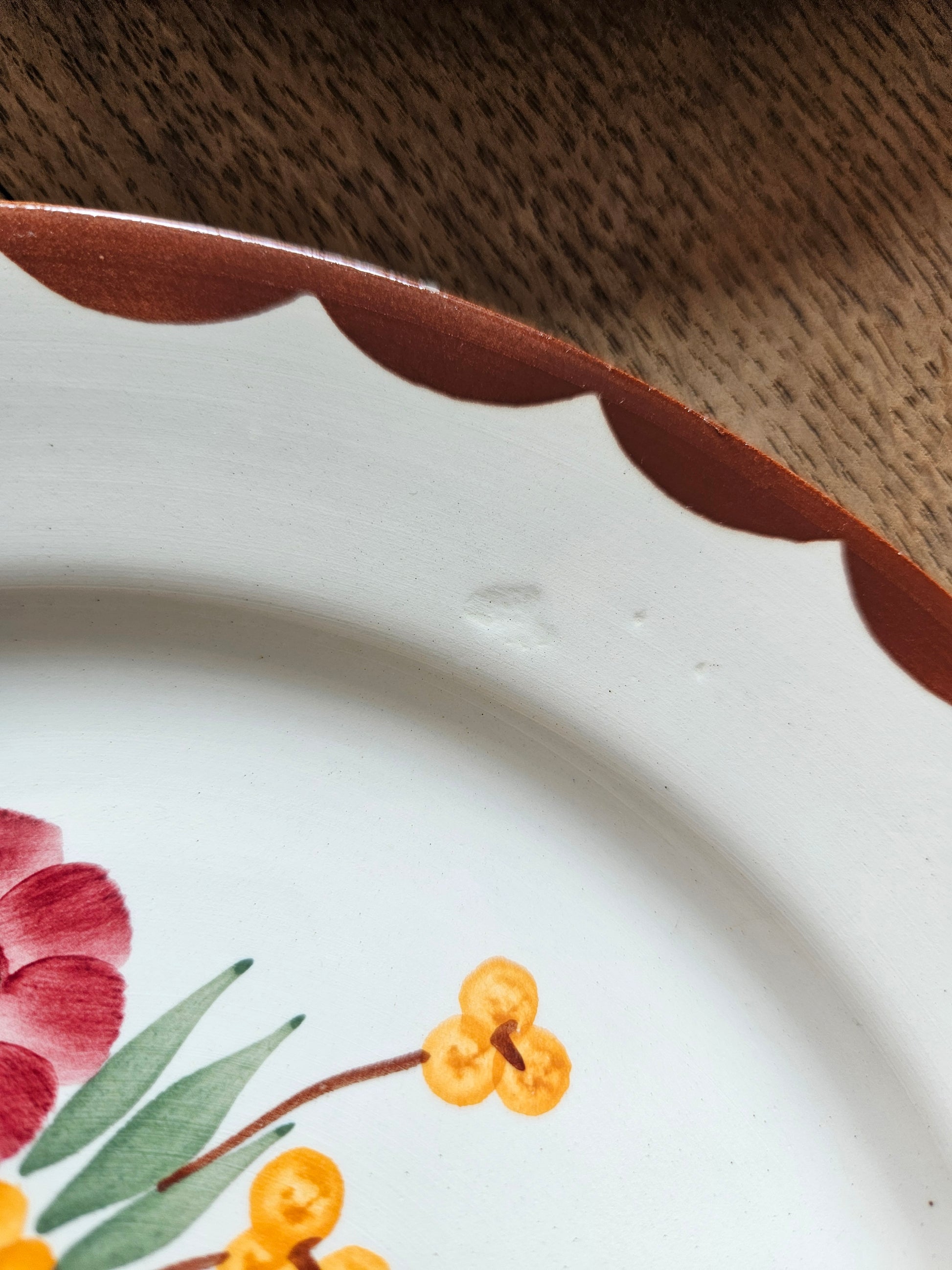 Relief sur assiette plate vintage HBCM, Huguette