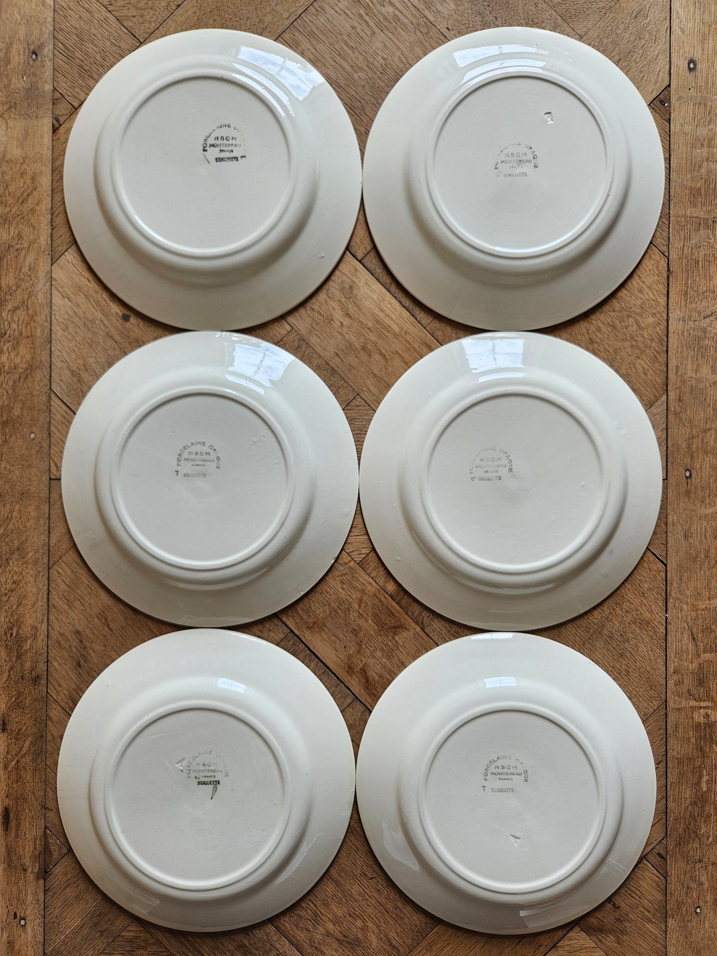 Envers d’assiettes plates vintage HBCM, Huguette