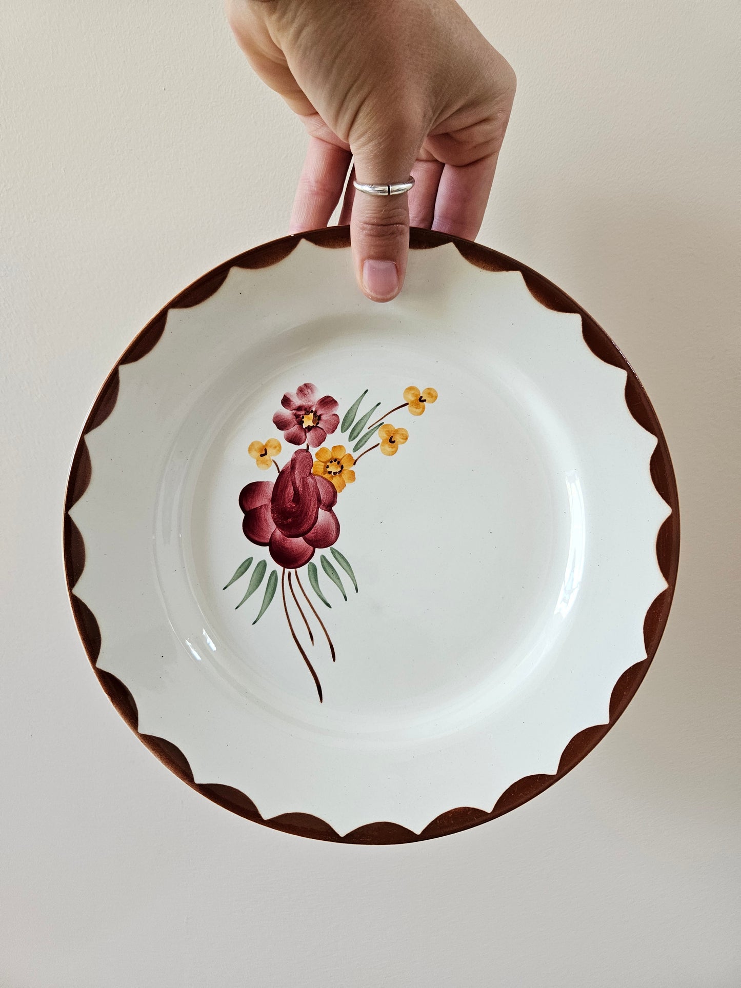 Assiette plate ancienne HBCM, Huguette