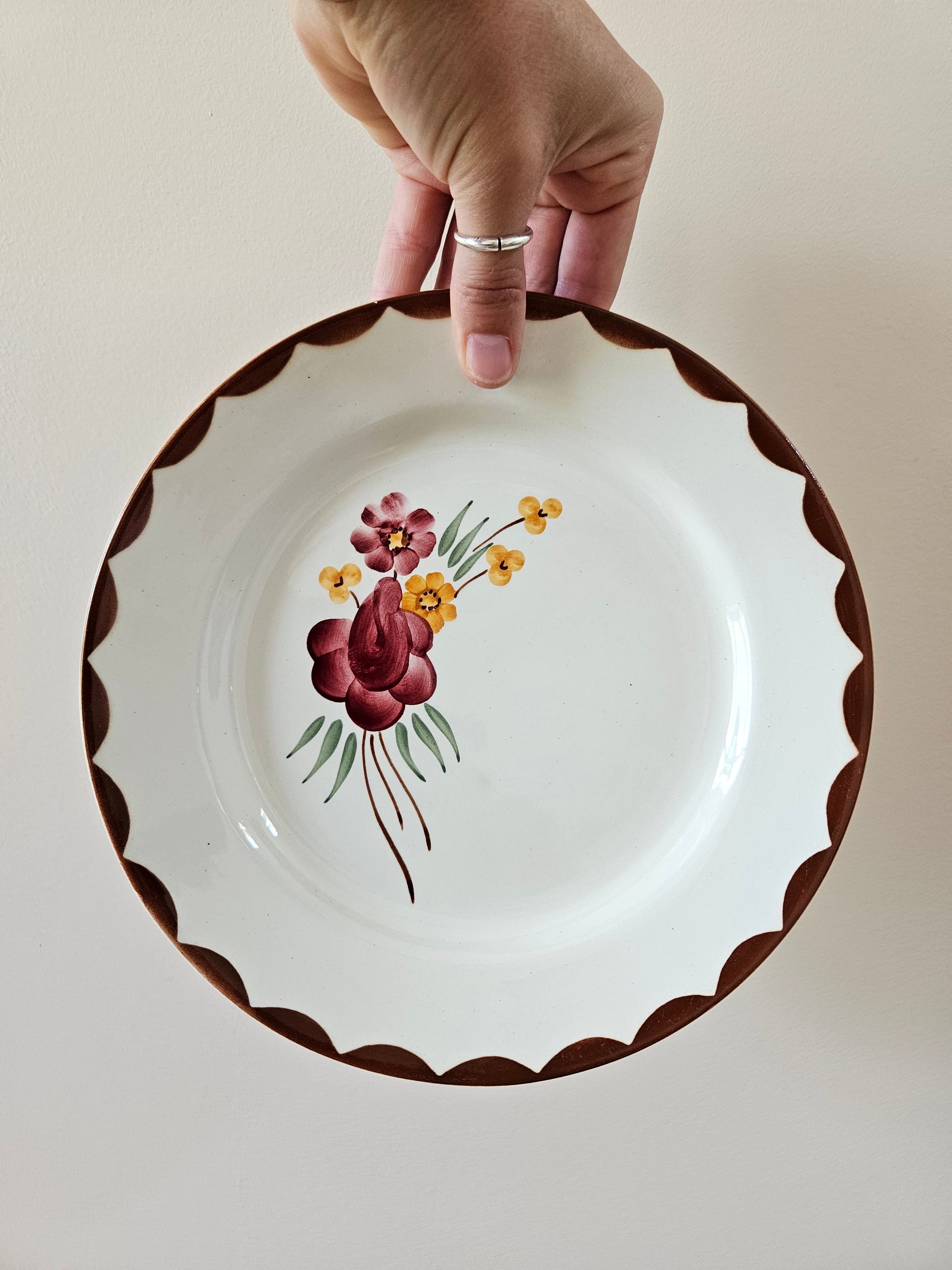 Assiette plate ancienne HBCM, Huguette