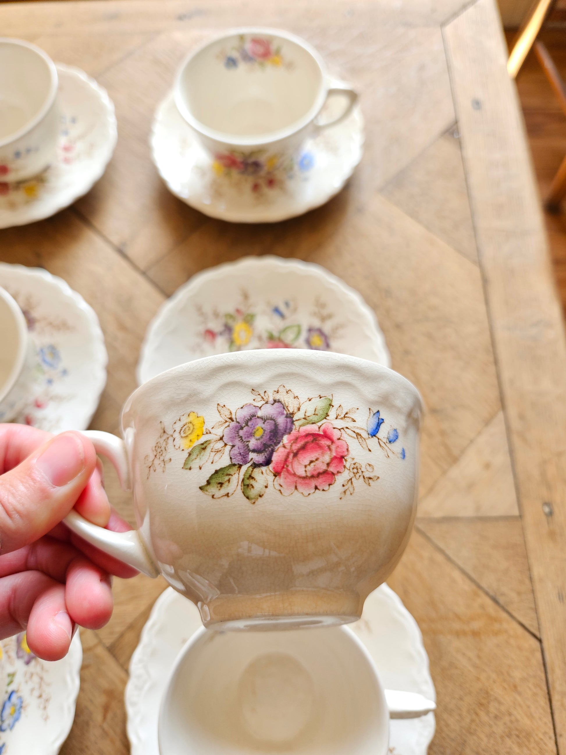 Décor fleuri sur tasse vintage Crown Ducal Wilmslow 