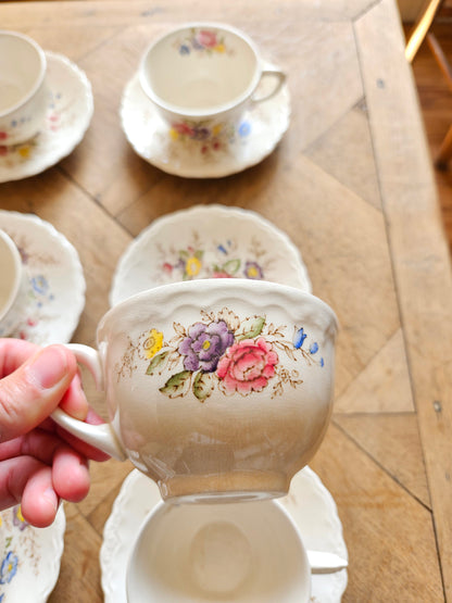 Décor fleuri sur tasse vintage Crown Ducal Wilmslow 