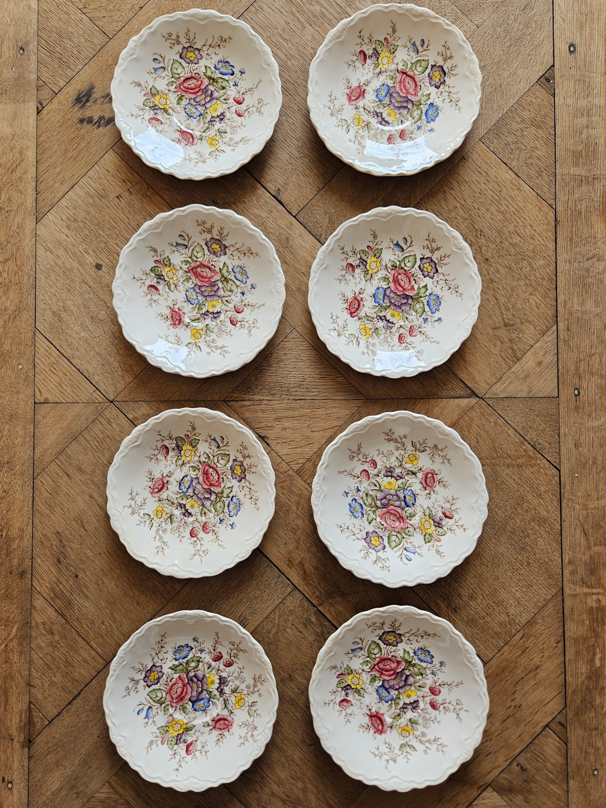 Lot de sous-tasses vintage au décor fleuri shabby chic