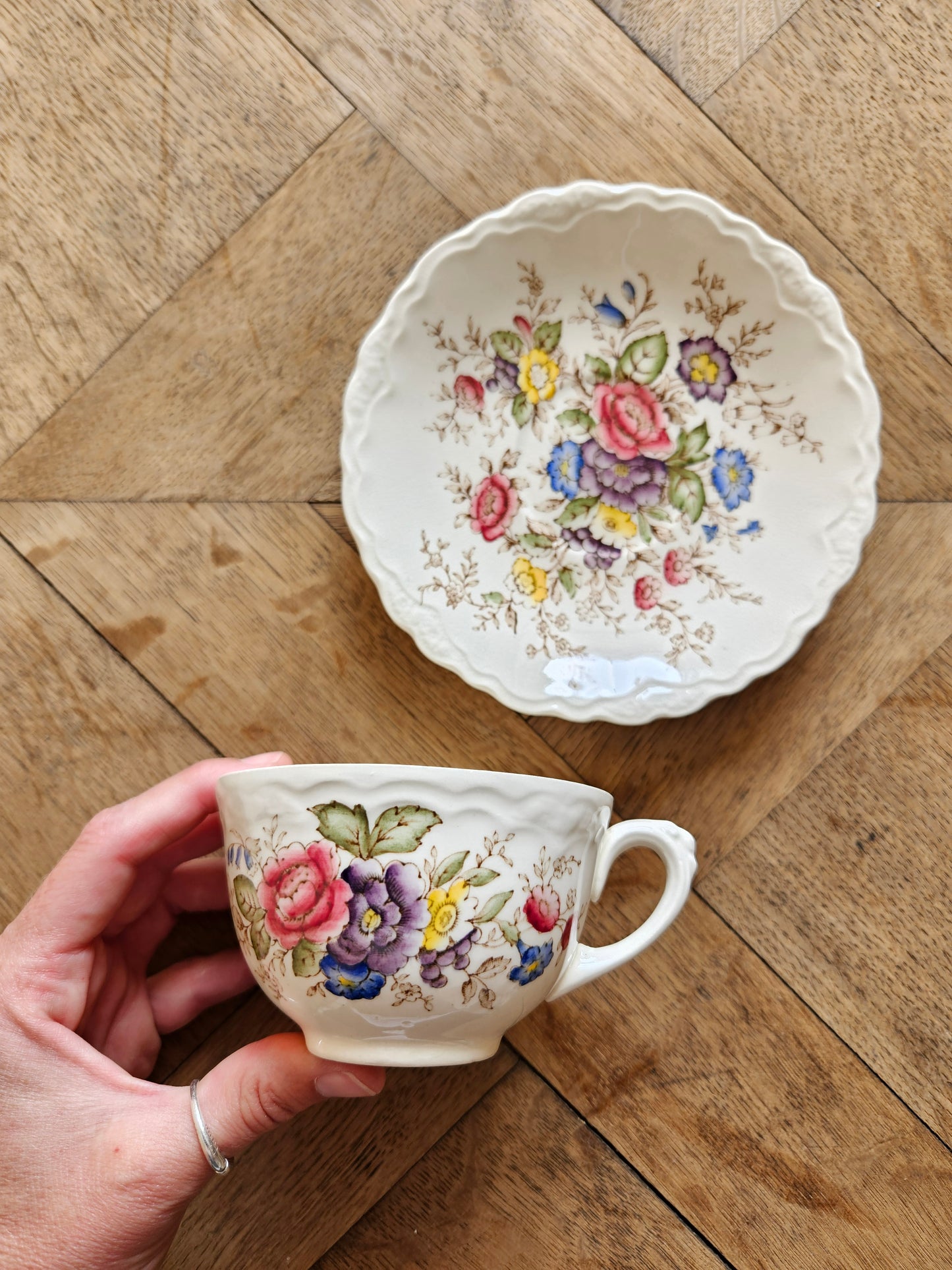 Tasse et sous-tasse vintage décor fleuri peint à la main