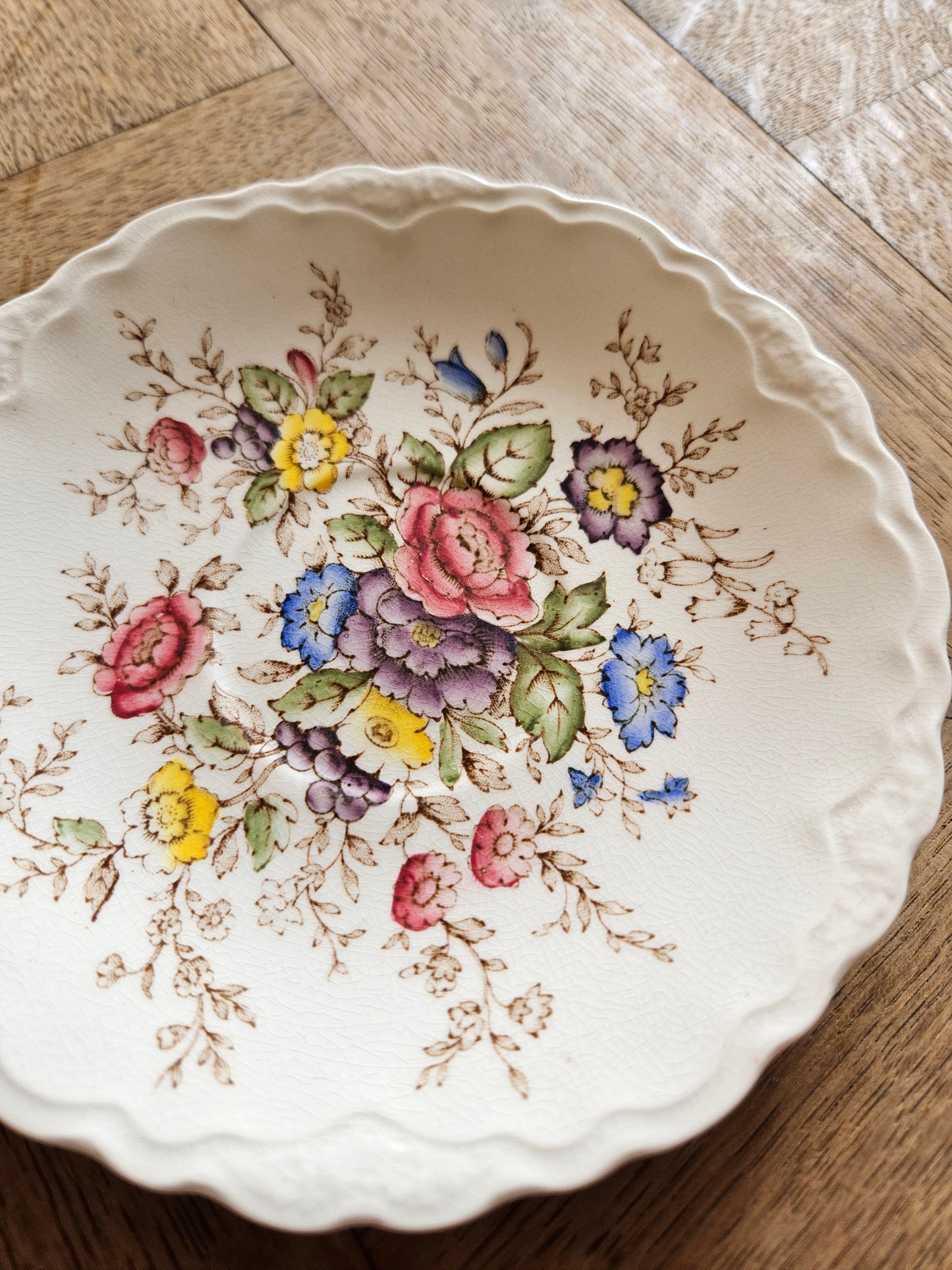 Vaisselle ancienne au décor fleuri vintage peint à la main