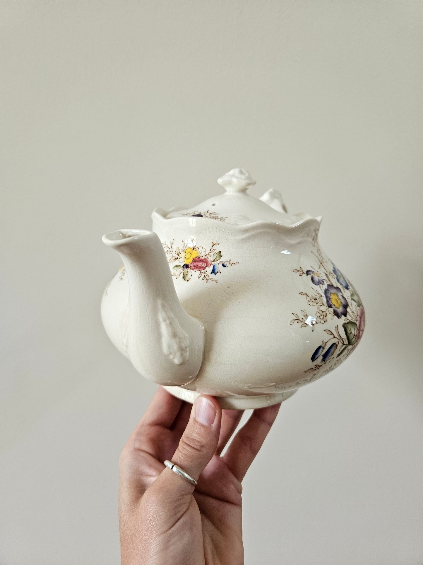 Théière ancienne Crown Ducal, Wilmslow,  motif shabby chic à fleurs
