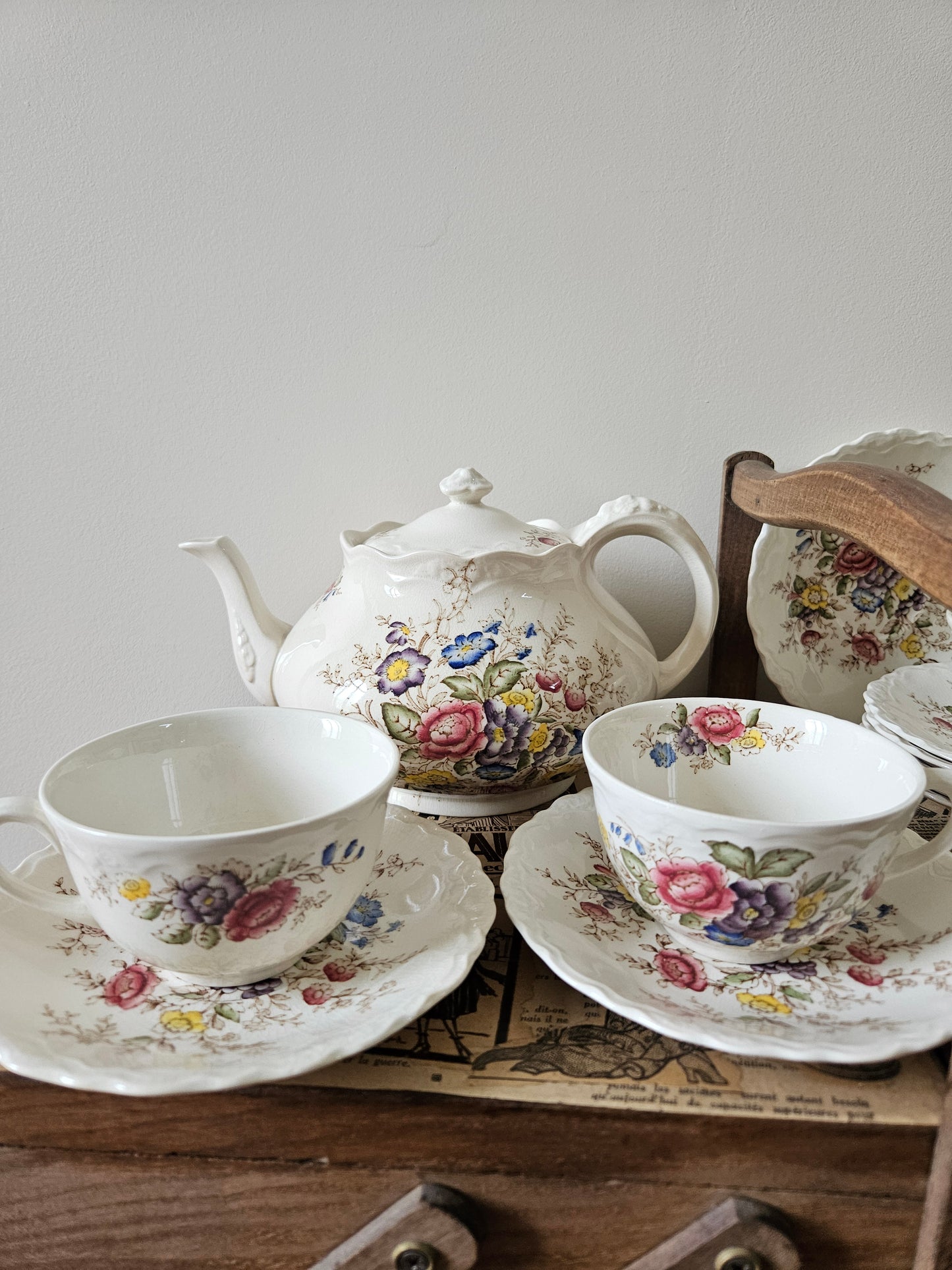 Tasses et théière vintage à fleurs Crown Ducal, England