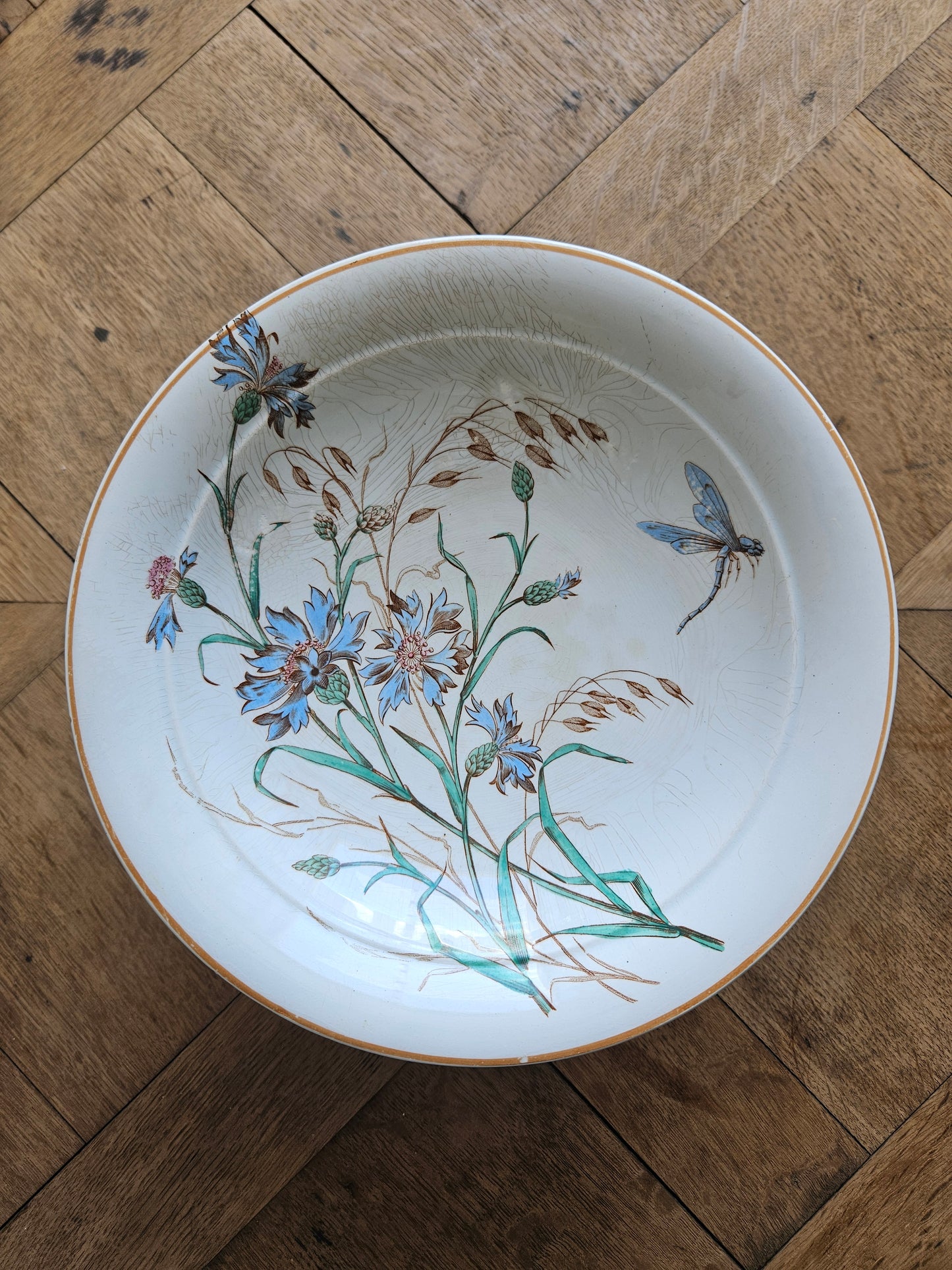 Compotier ancien en faïence au décor polychrome de fleurs, libellules et papillons