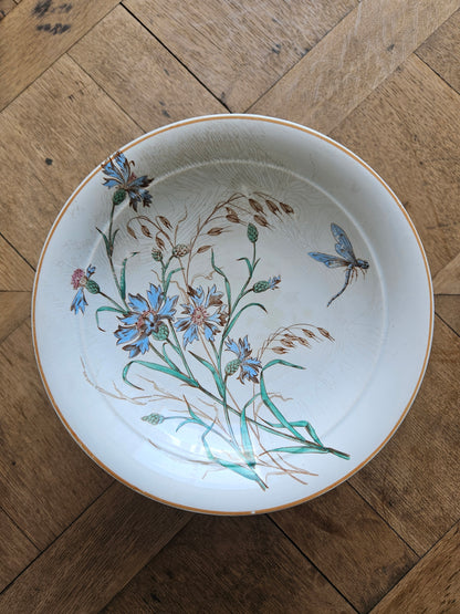 Compotier ancien en faïence au décor polychrome de fleurs, libellules et papillons