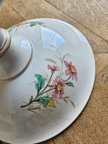 Décor fleuri polychrome sur vaisselle ancienne en faïence 