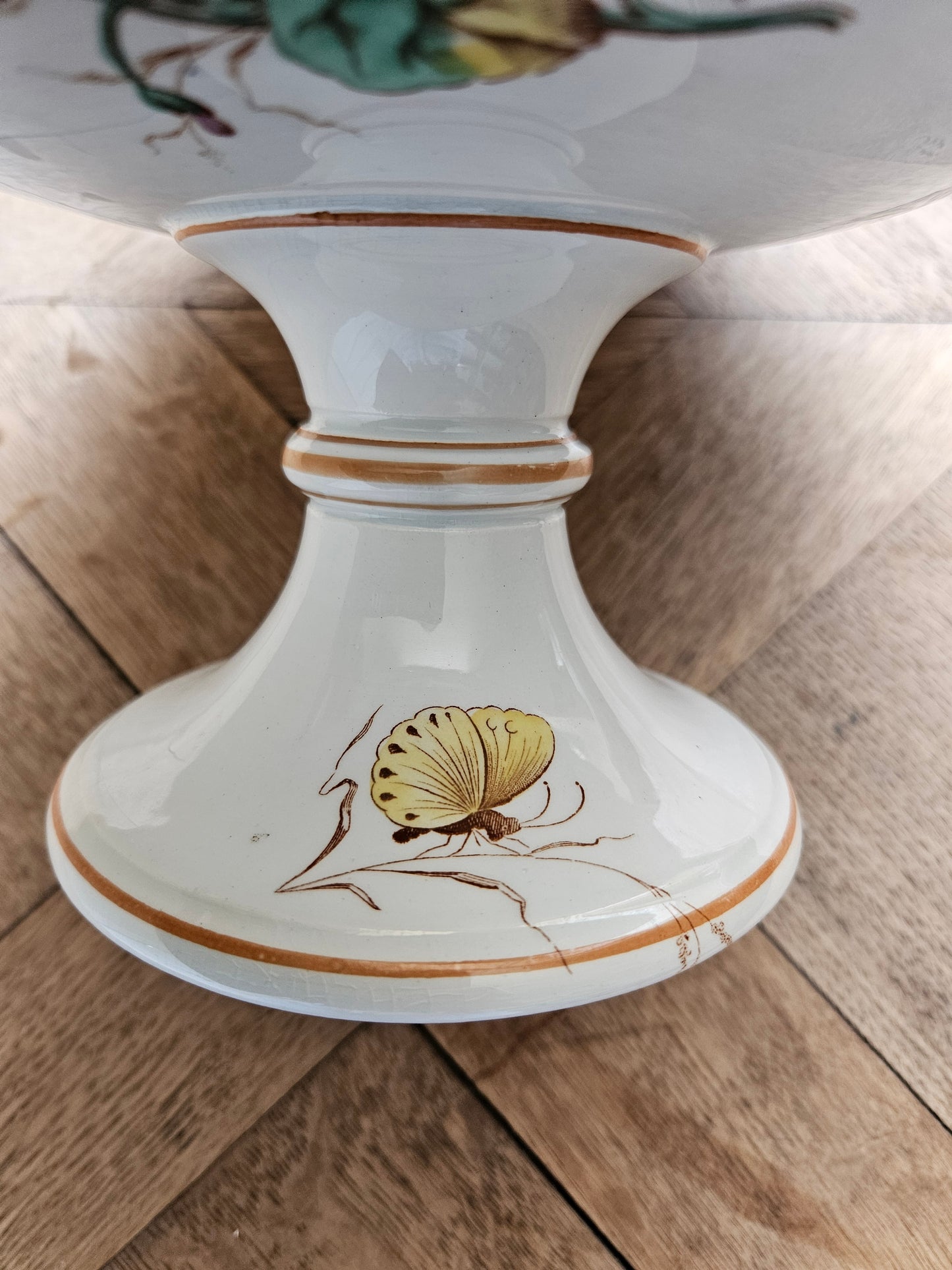 Papillon sur compotier ancien en faïence 