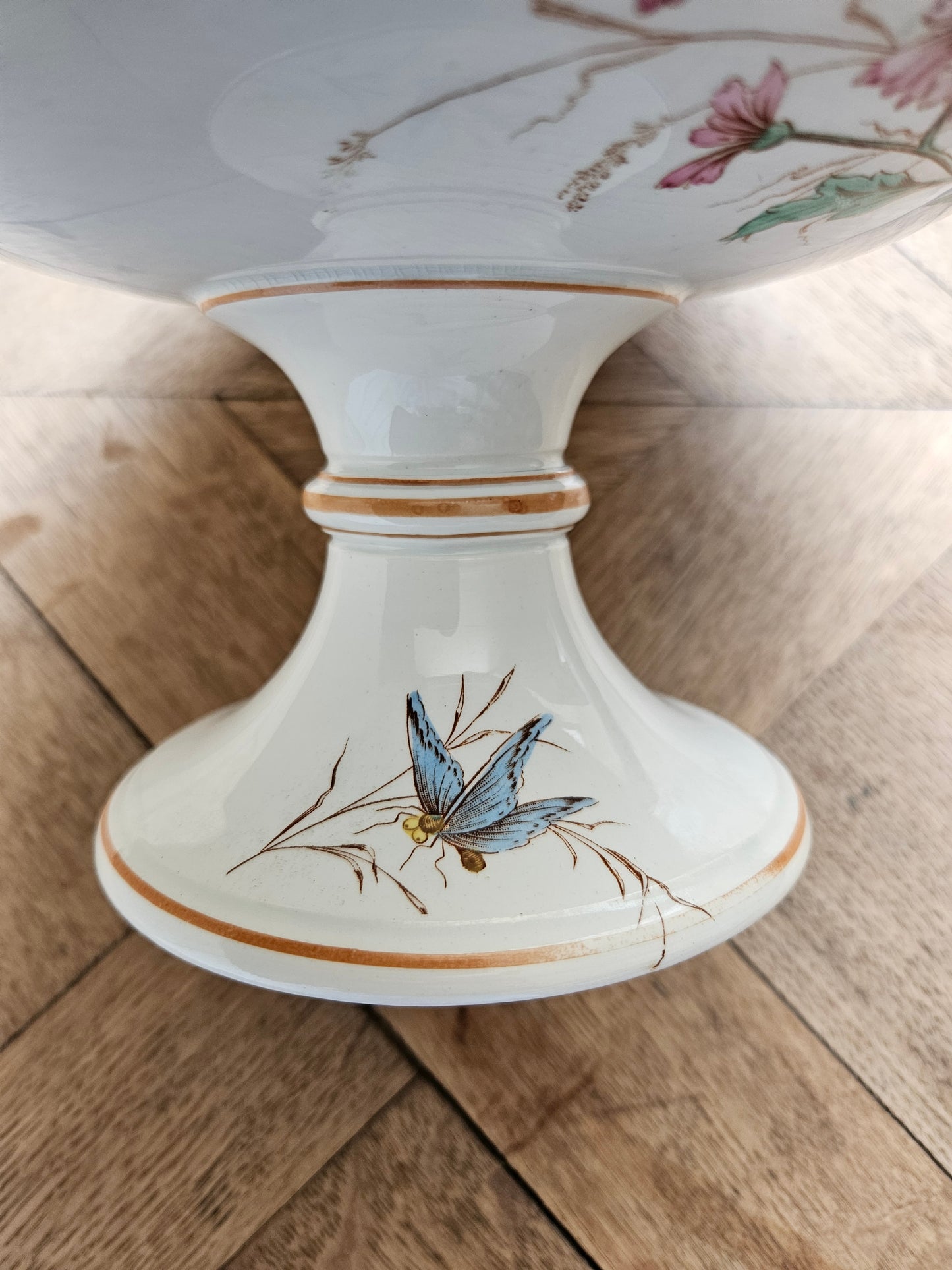 Décor de papillon sur compotier ancien en faïence 