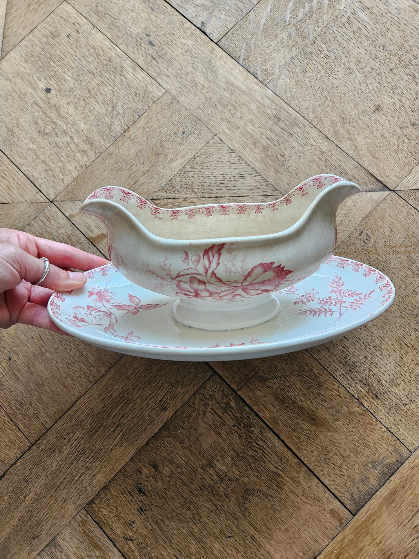 Saucière ancienne U&C Sarreguemines, modèle Vega, décor rose, terre de fer