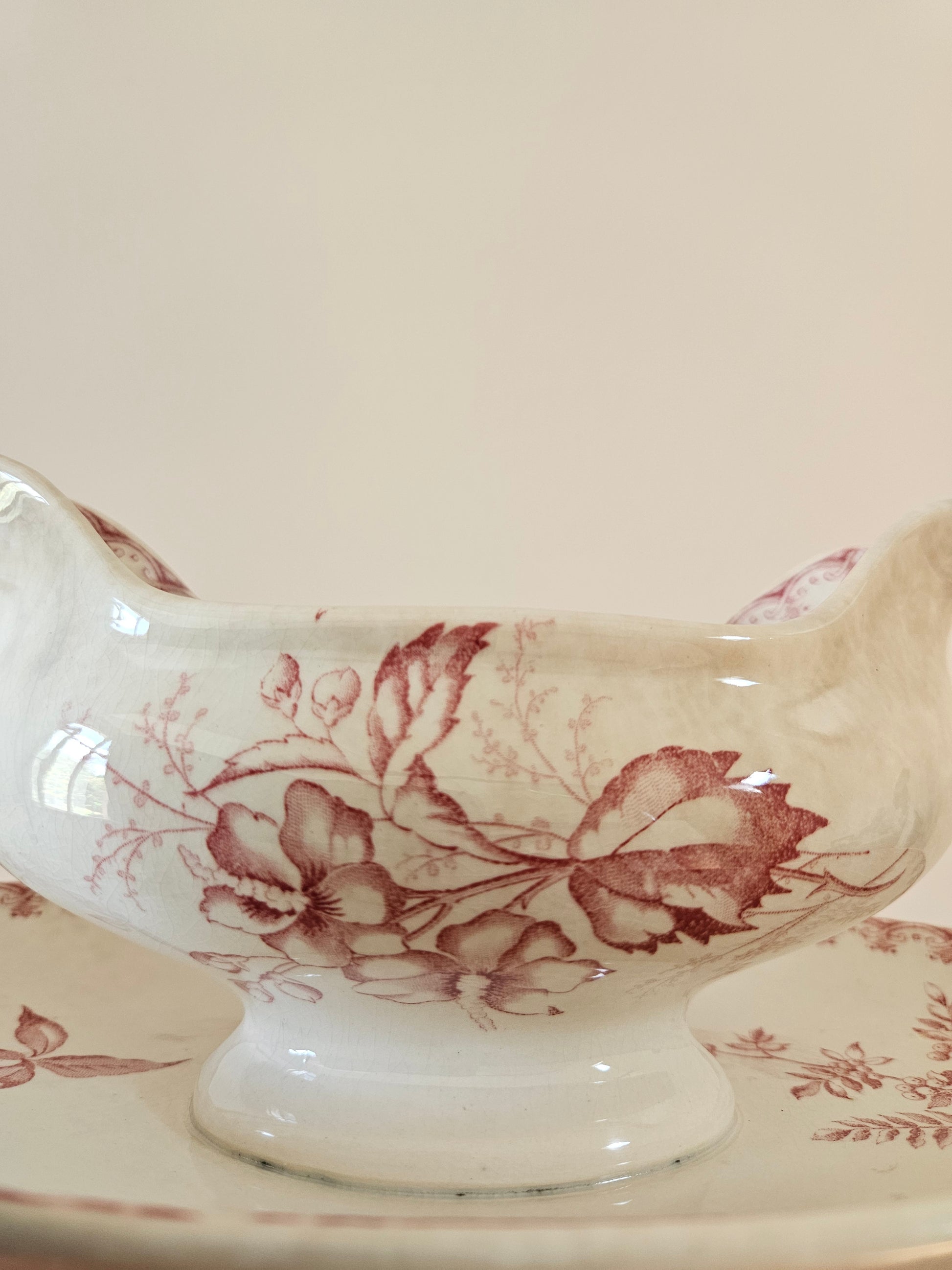 Décor rose sur saucière ancienne en terre de fer, Sarreguemines 