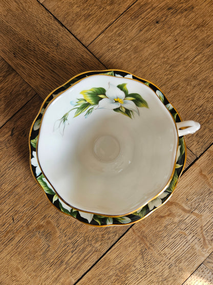 Intérieur de tasse vintage Royal Albert, décor Trillium