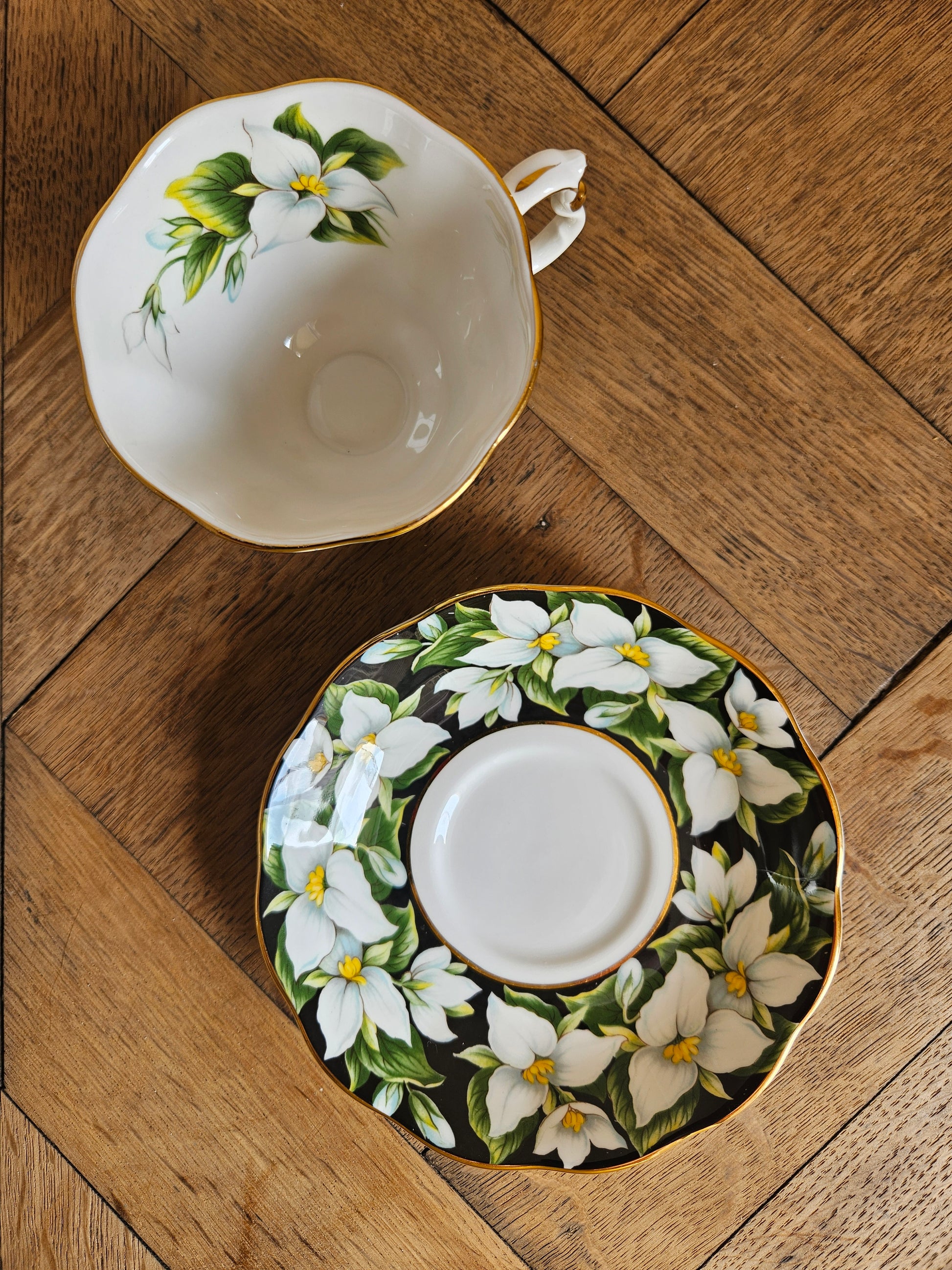 Tasse et sous-tasse Royal Albert, Trillium en excellent état 