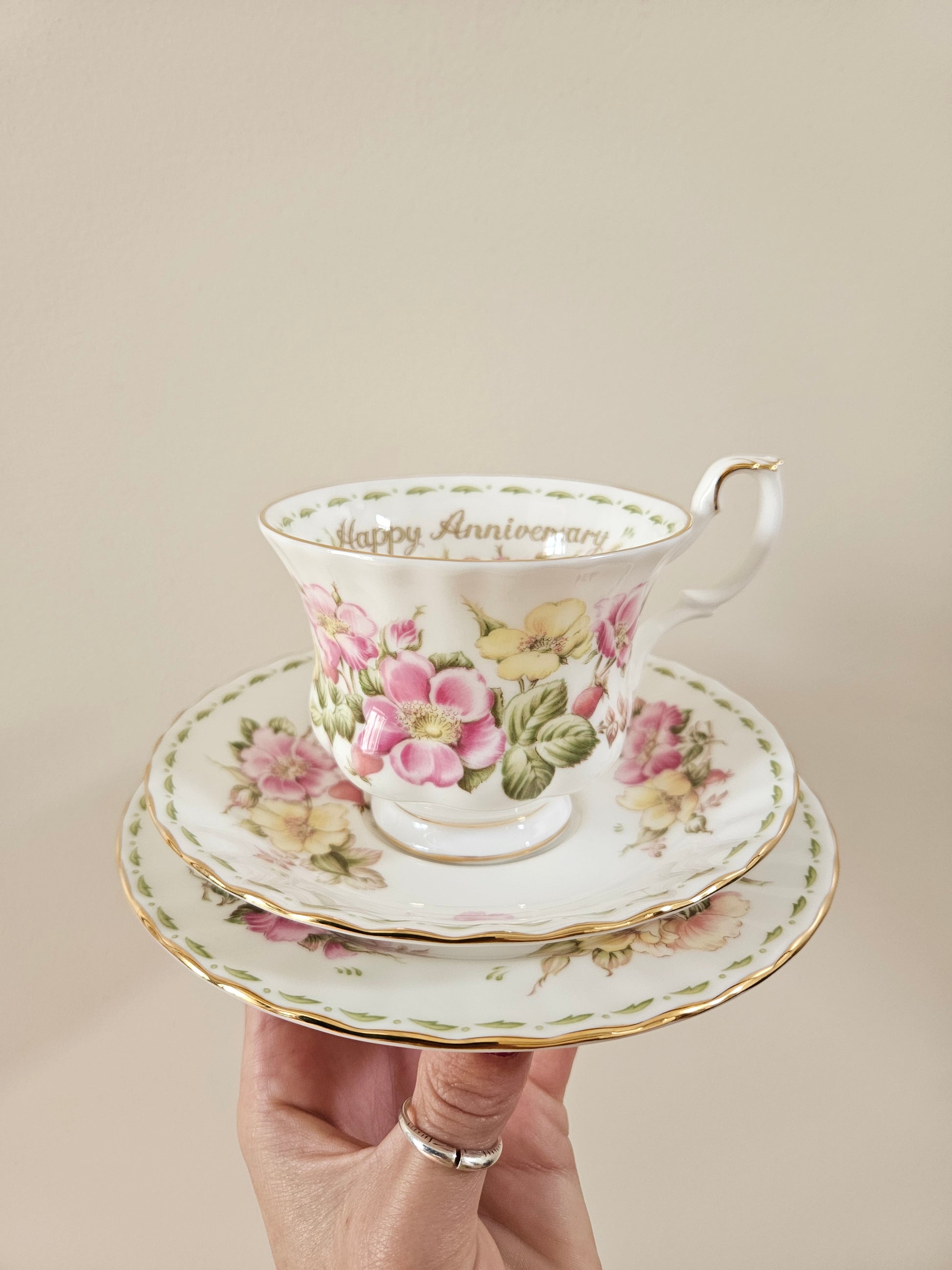 Set tasse, sous-tasse et petite assiette Royal Albert, Happy Anniversary 