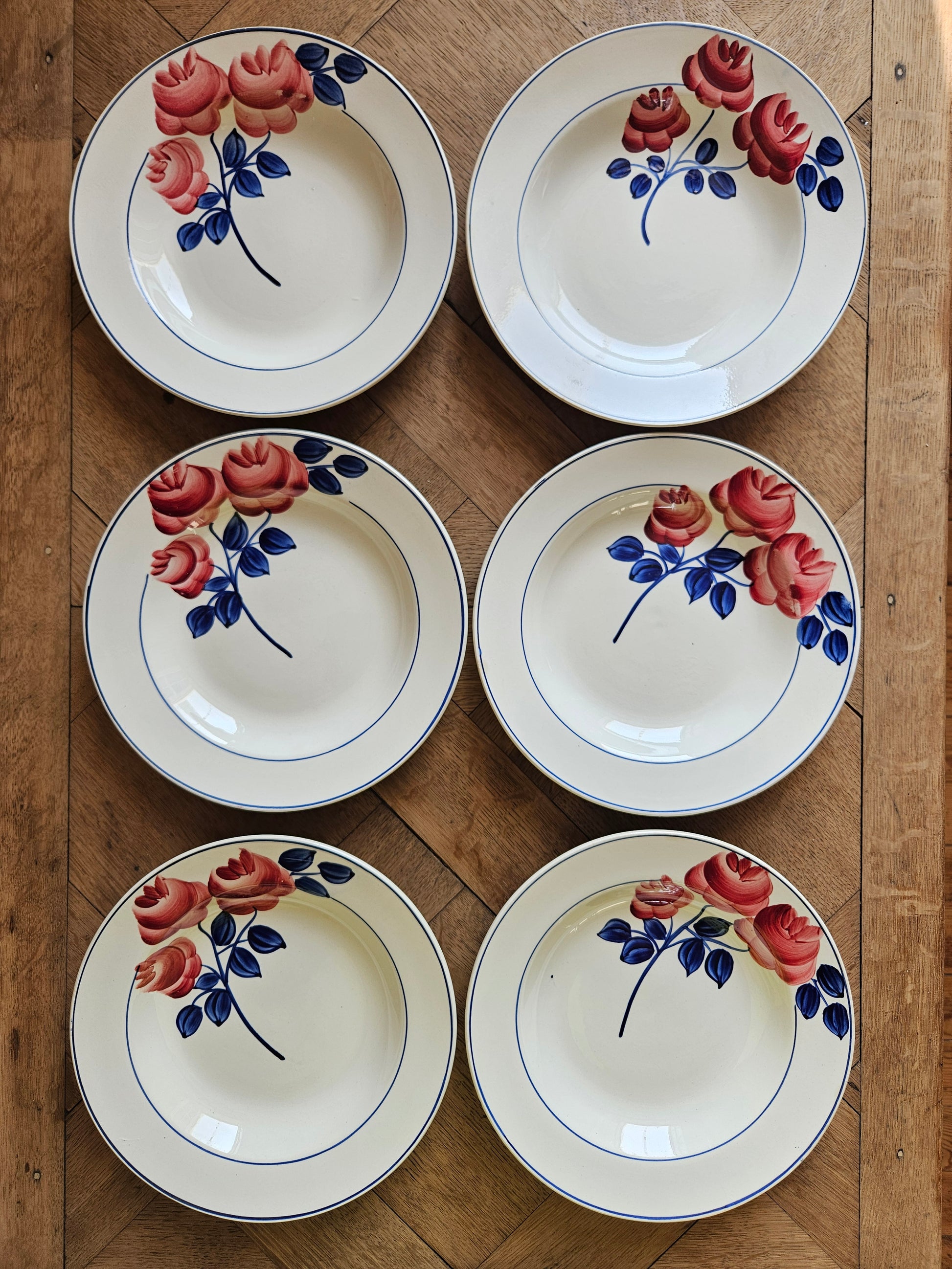 Série de 6 assiettes creuses rétro HBCM, rose rouge