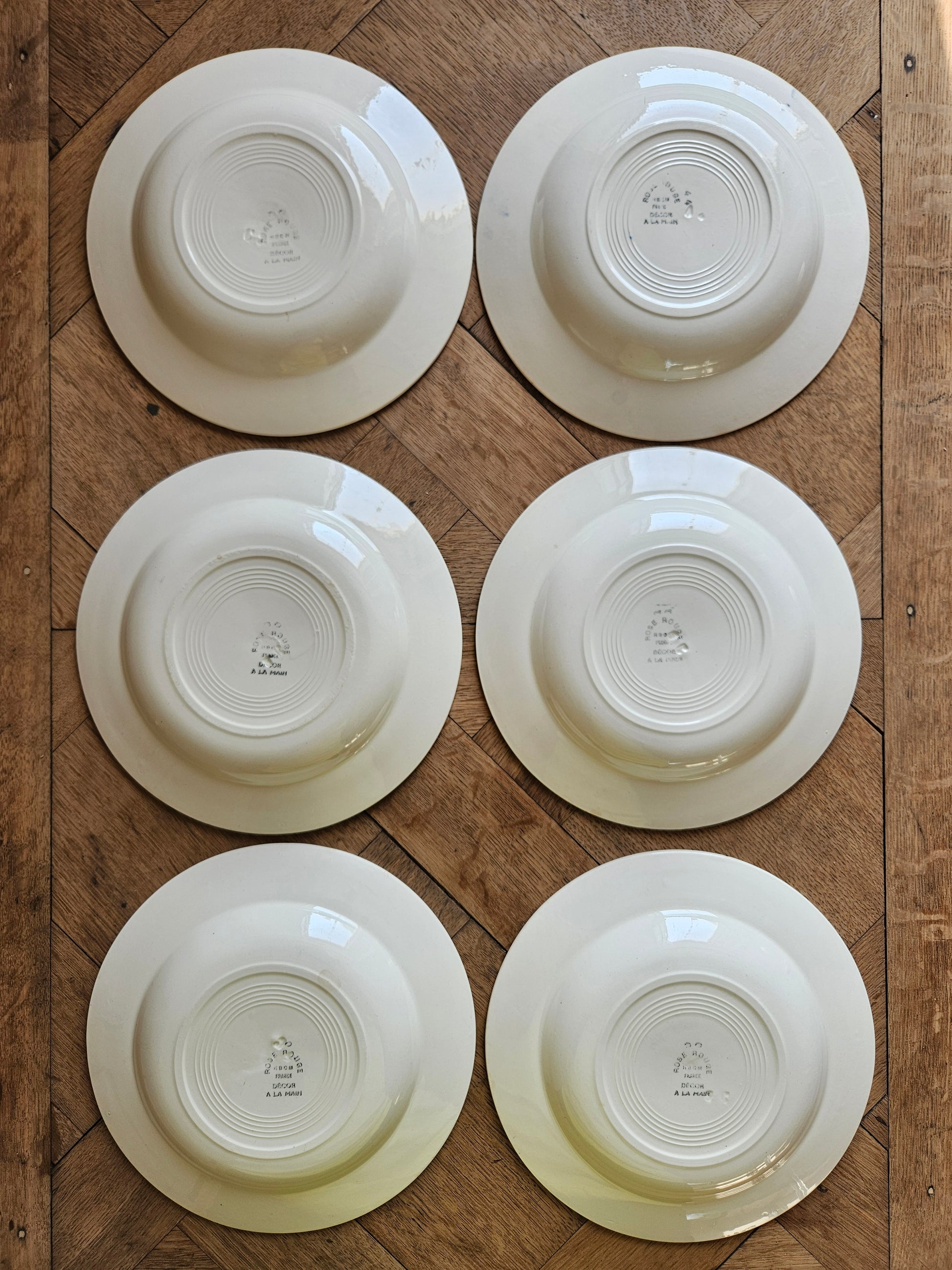 Revers des assiettes creuses vintage HBCM, rose rouge