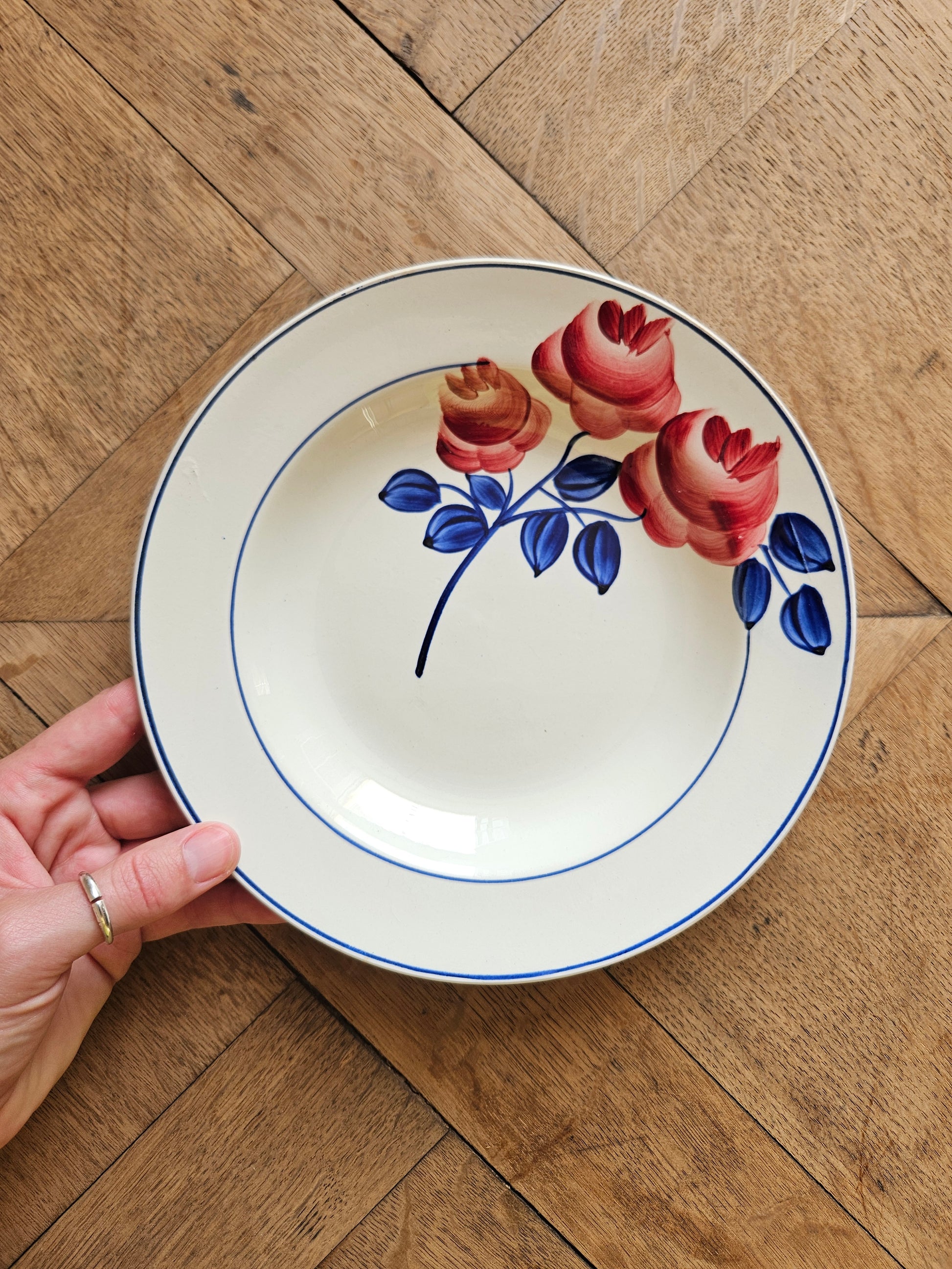 Assiette creuse ancienne HBCM, rose rouge