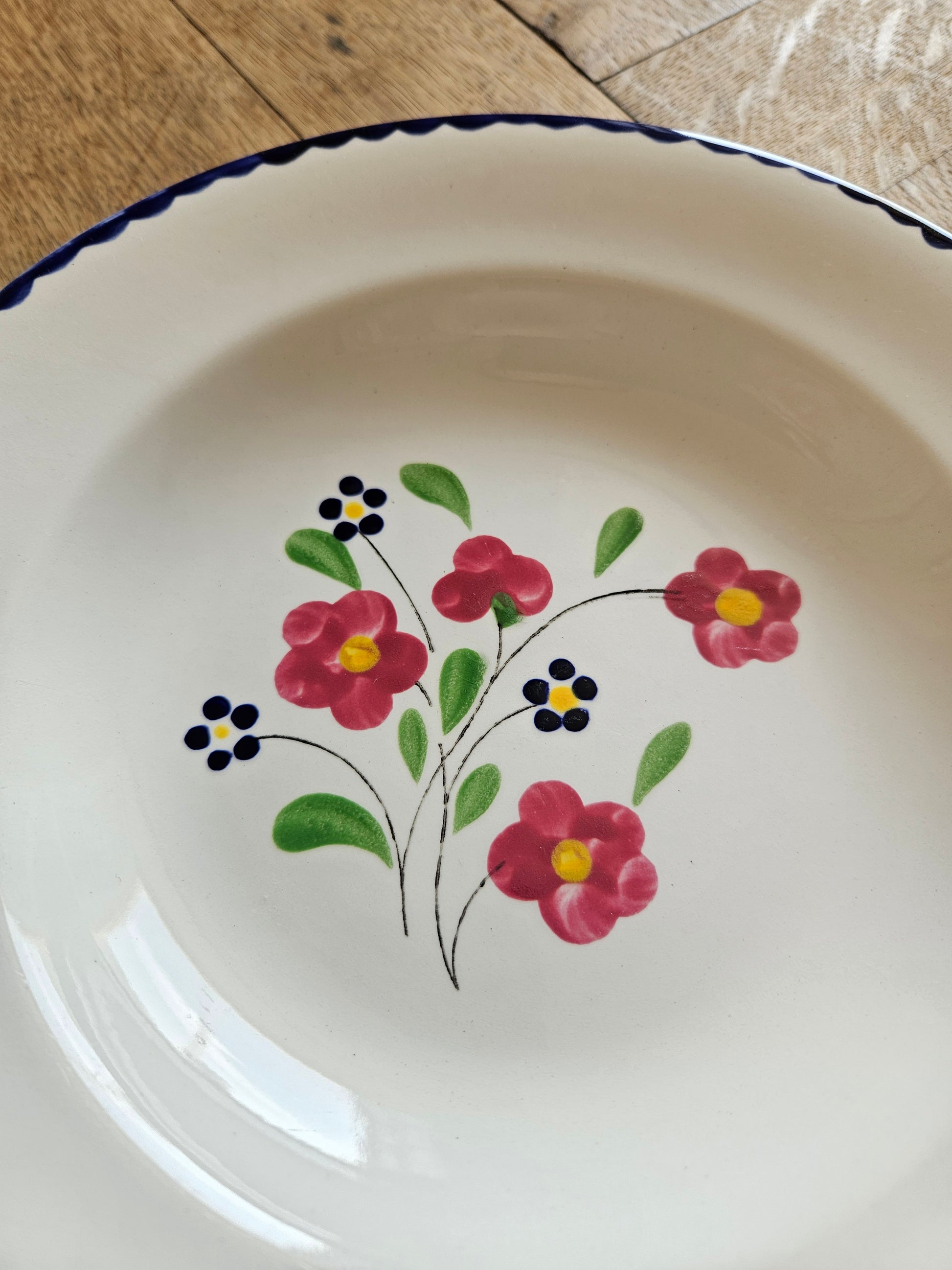 Décor fleuri peint à la main sur assiette vintage Salins