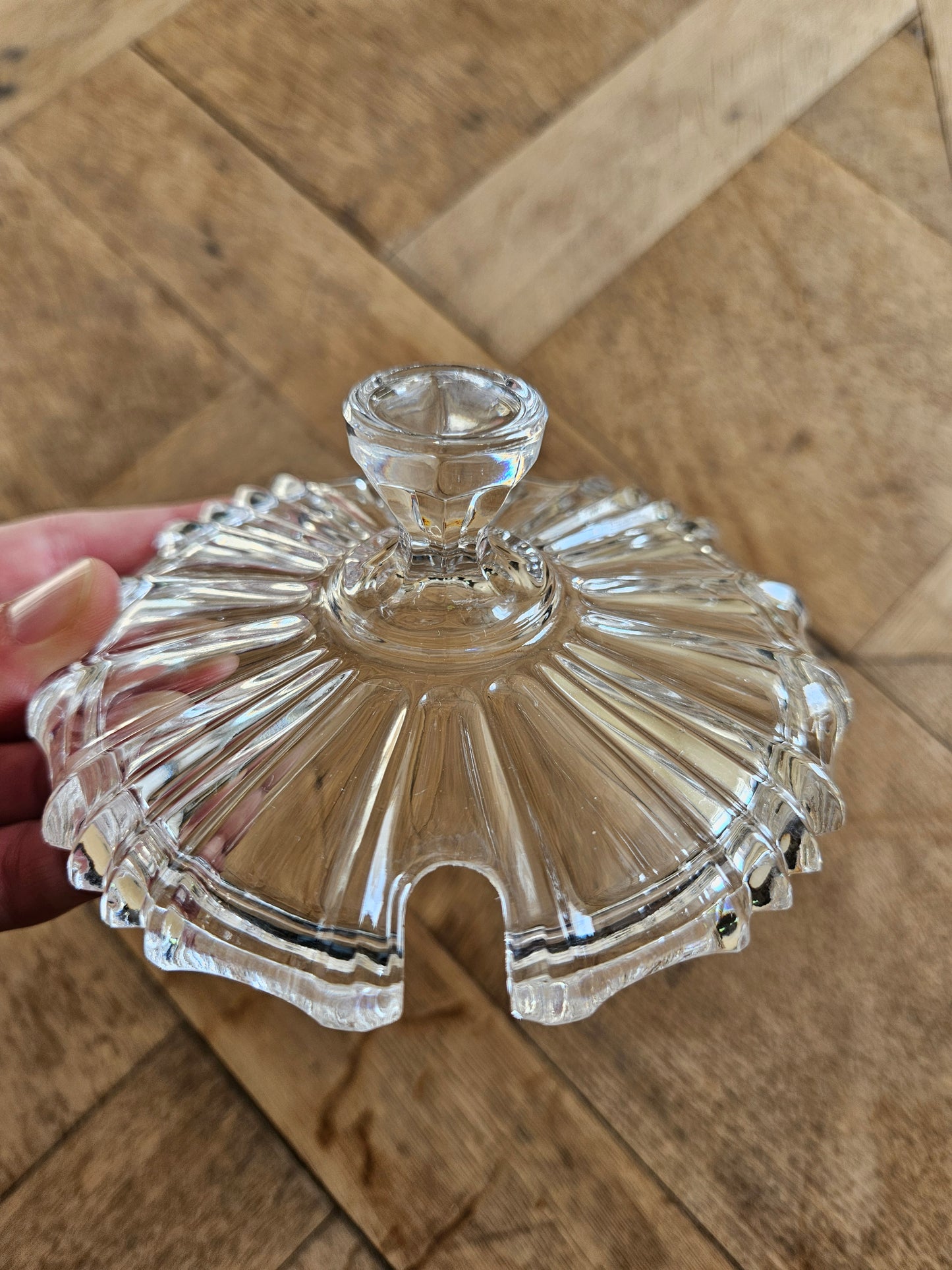 Encoche pour petite cuillère sur bonbonnière vintage en cristal