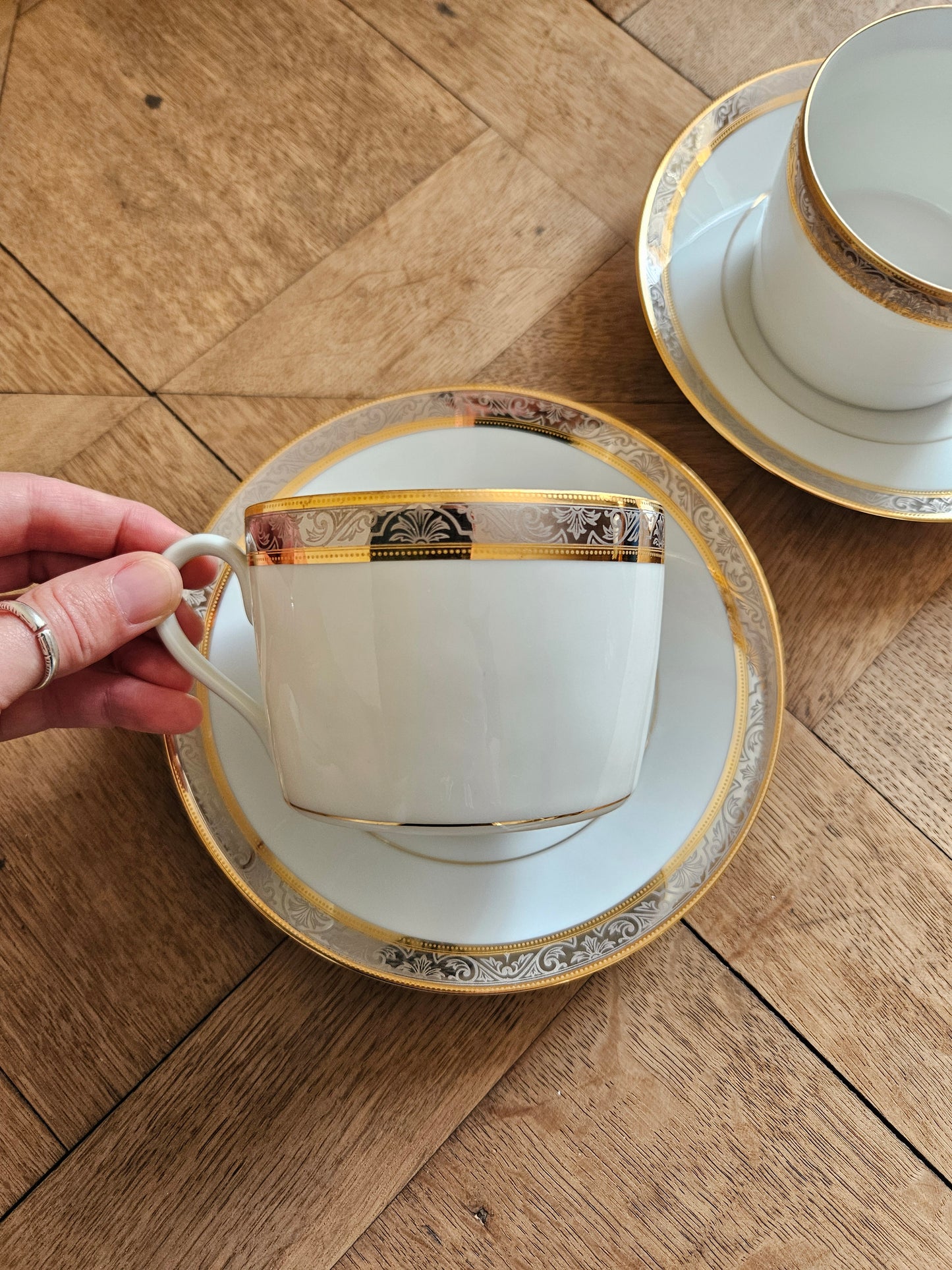 Grandes tasses en porcelaine Lafarge, Limoges. Argentées et dorées. Pour petit déjeuner. 