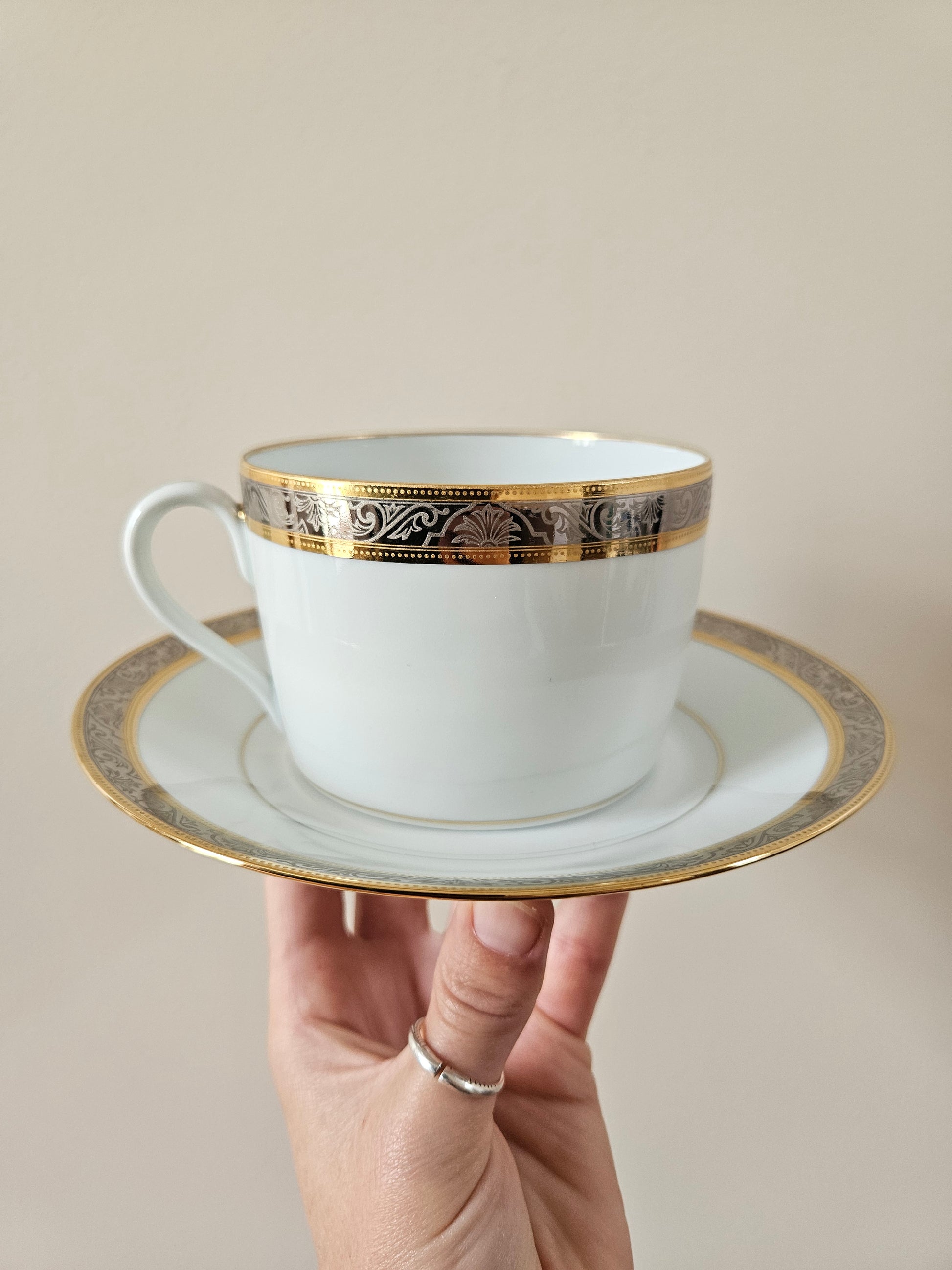 Tasse et sous-tasse ancienne en porcelaine Lafarge, Limoges. Sublimes liserés argentés et dorés. 