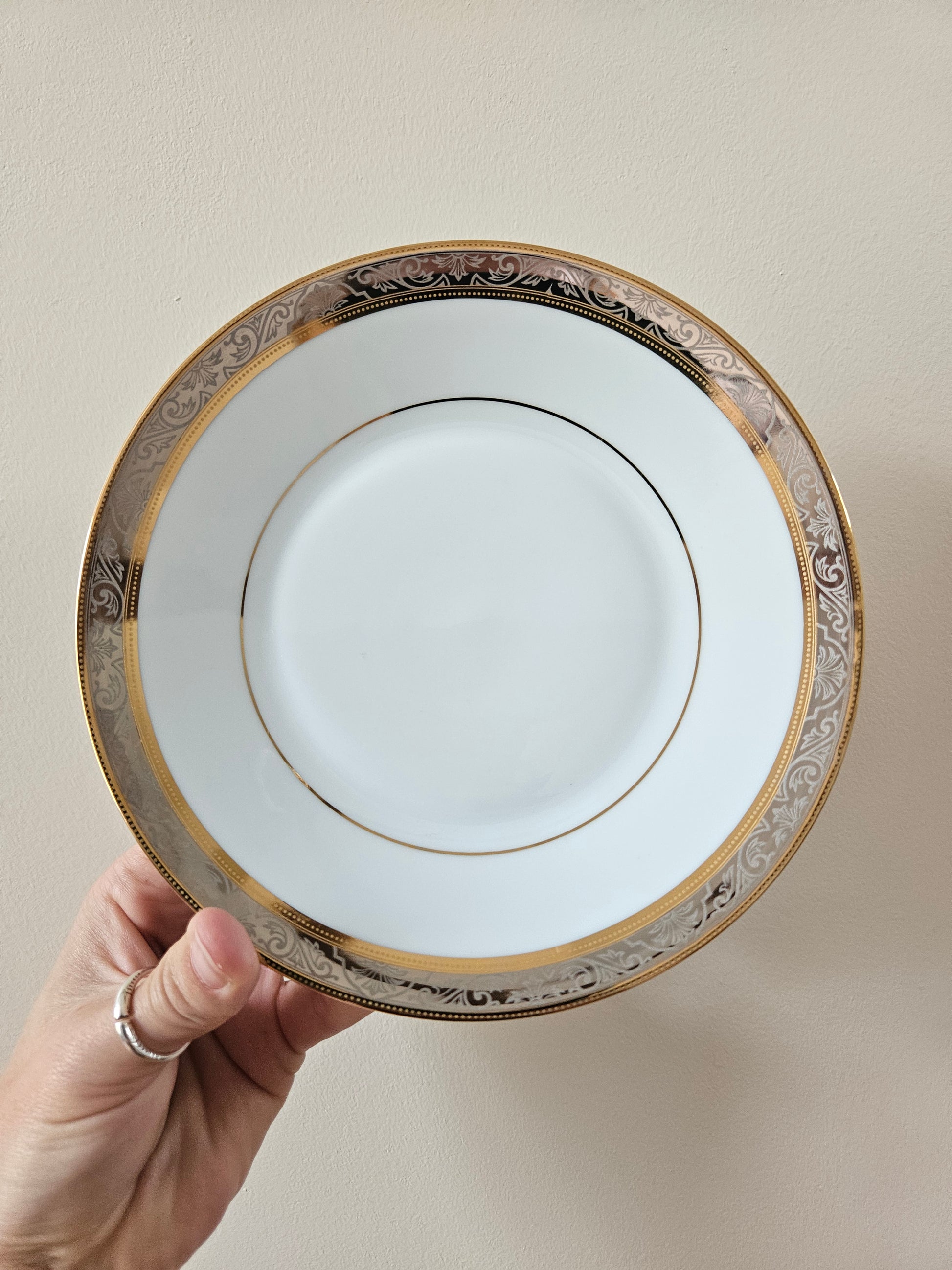 Élégante sous-tasse en porcelaine Lafarge, Limoges.