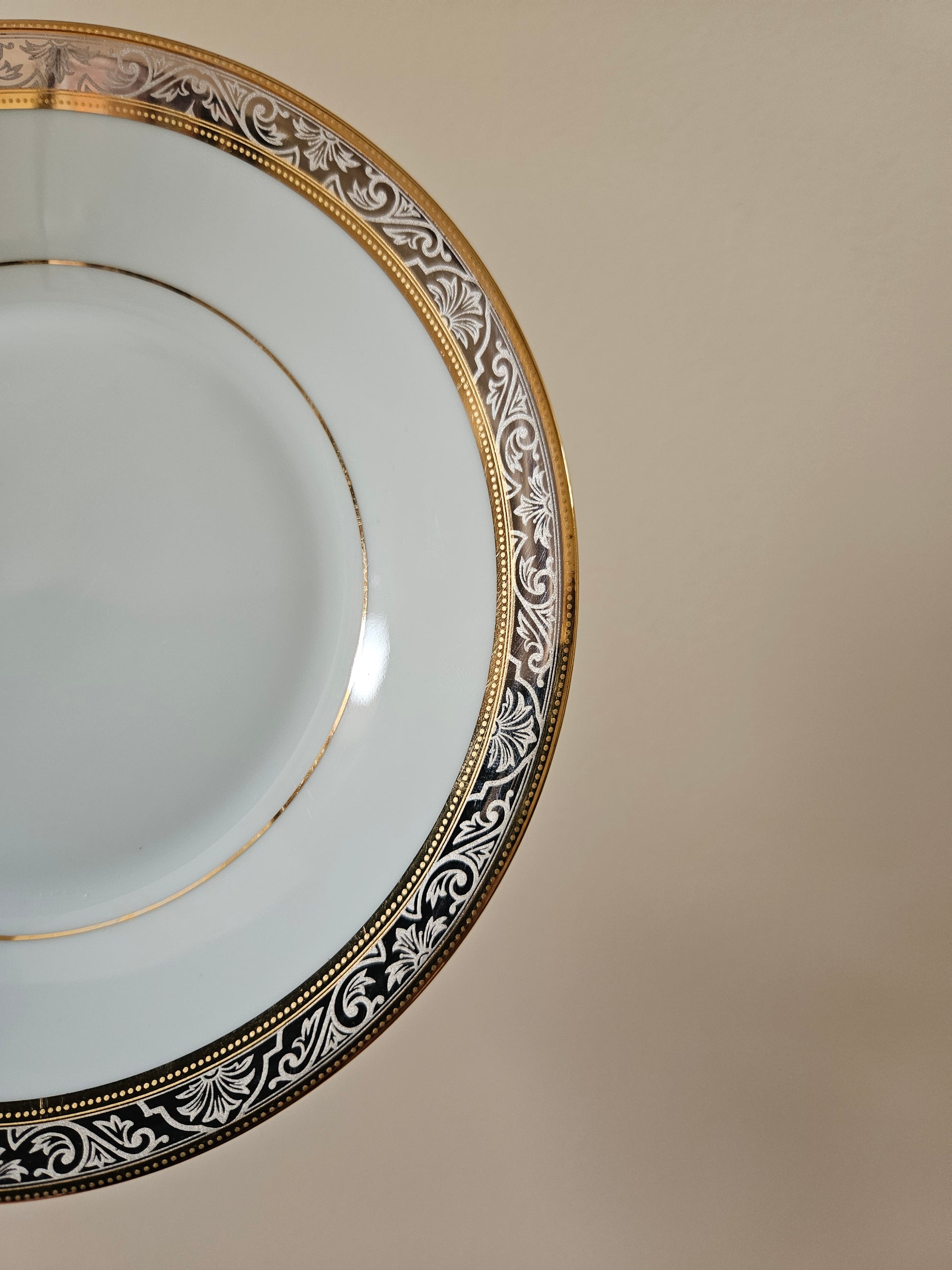 Liseré argenté et doré sur sous-tasse ancienne en porcelaine de Limoges.