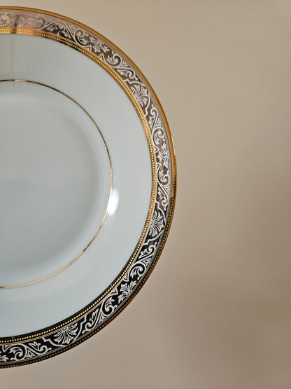 Liseré argenté et doré sur sous-tasse ancienne en porcelaine de Limoges.