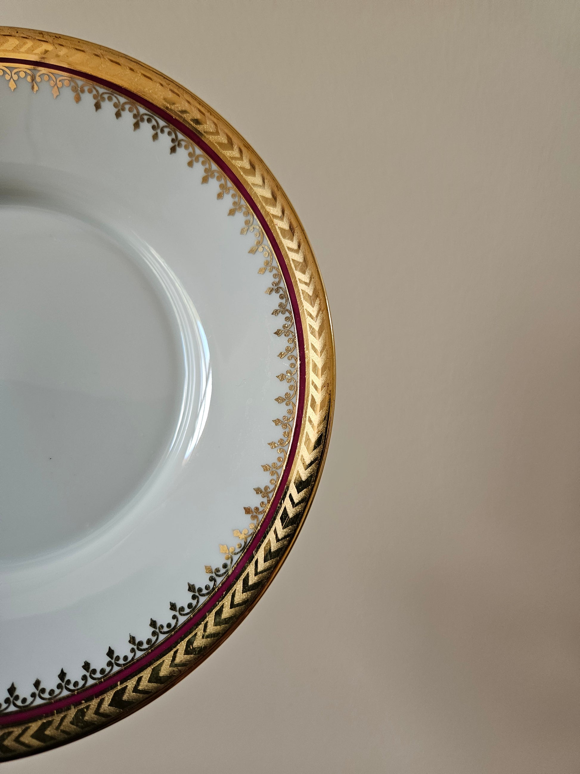 Élégante dorure sur sous-tasse ancienne en porcelaine de Limoges