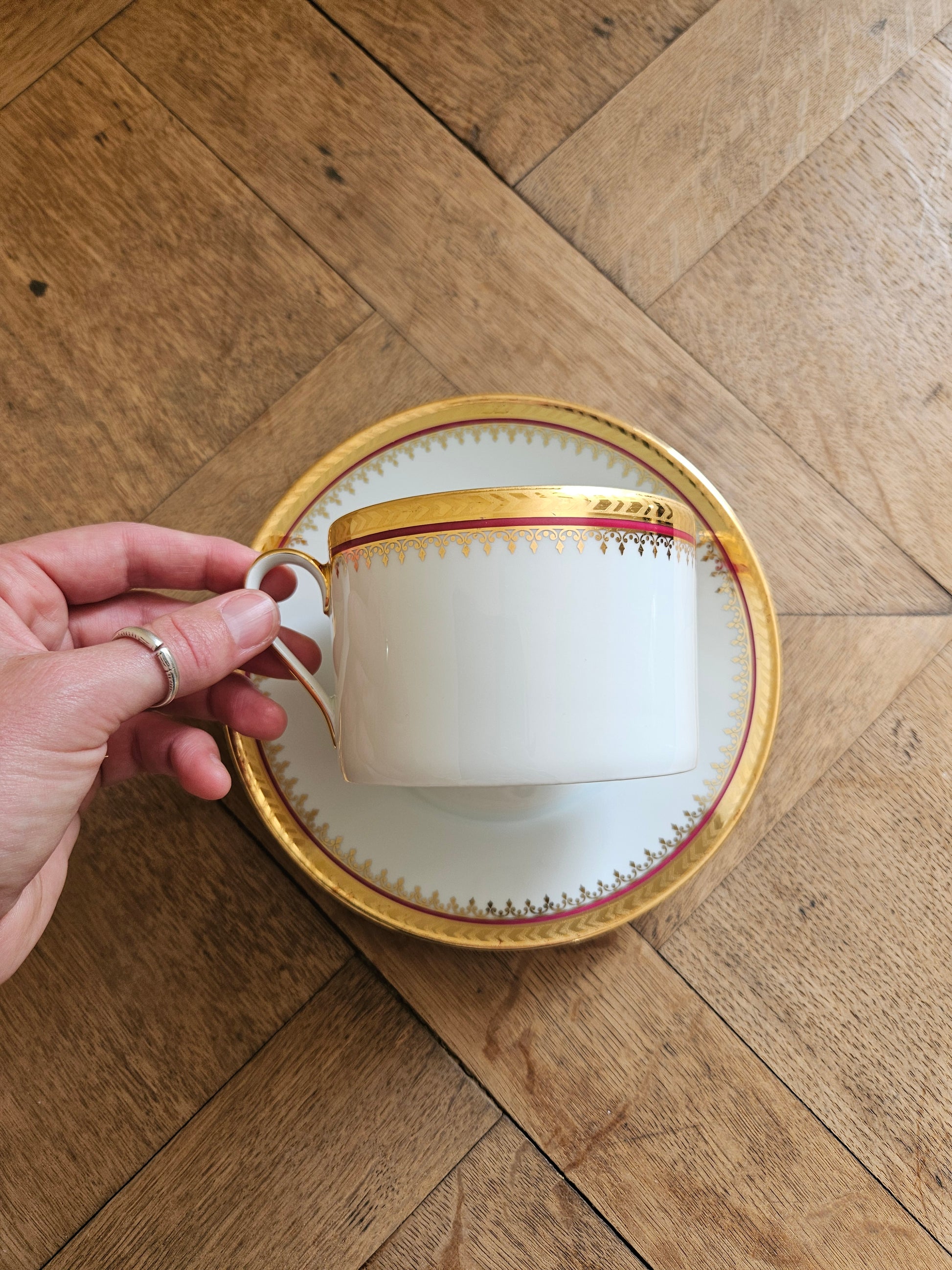 Tasse et sous-tasse anciennes en porcelaine de Limoges, liseré rouge et superbe dorure. Vaisselle ancienne élégante et raffinée. 