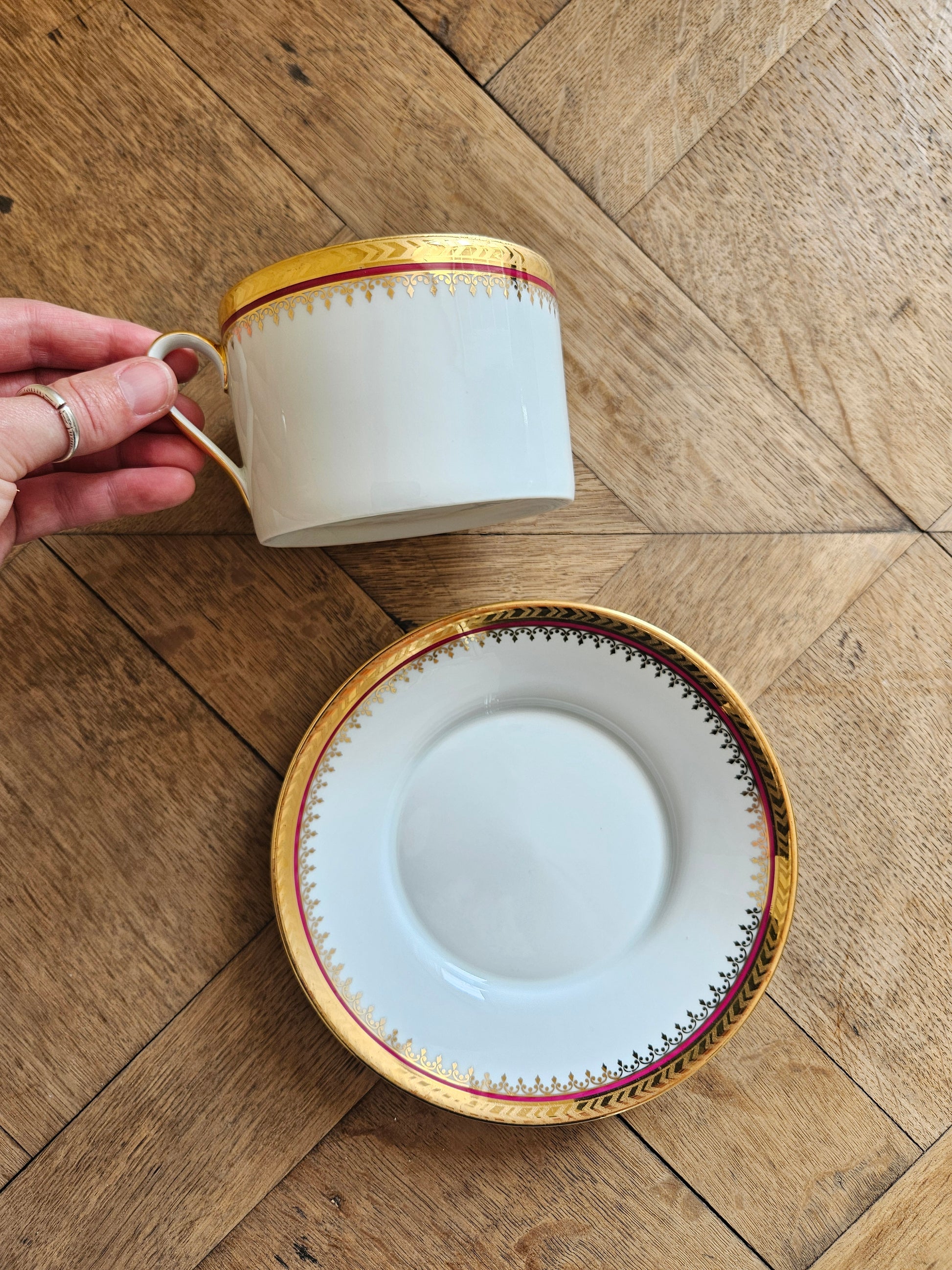 Tasse et sous-tasse anciennes en porcelaine de Limoges, liseré rouge et dorure