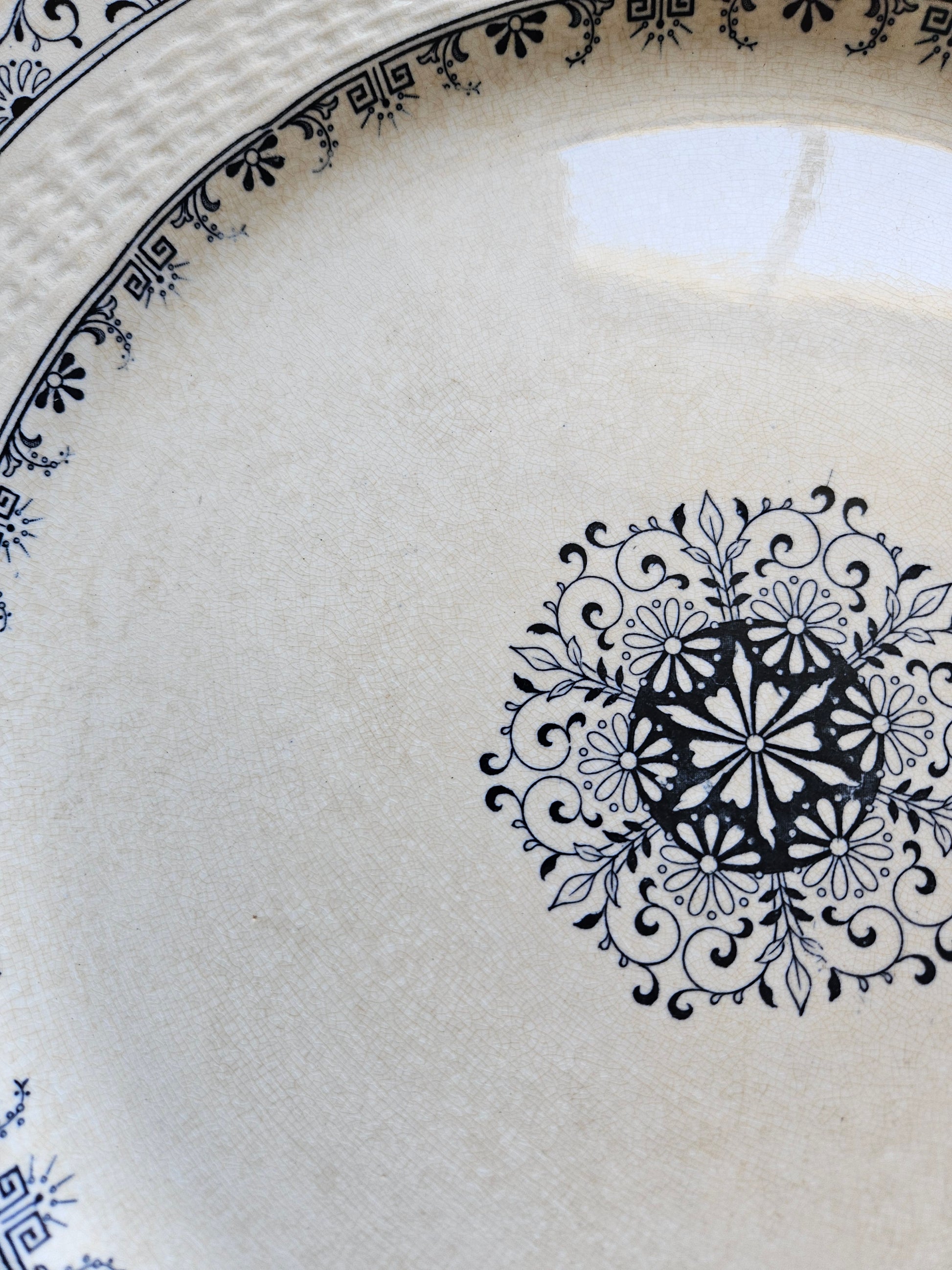 Charmante patine du temps sur plat ancien en terre de fer