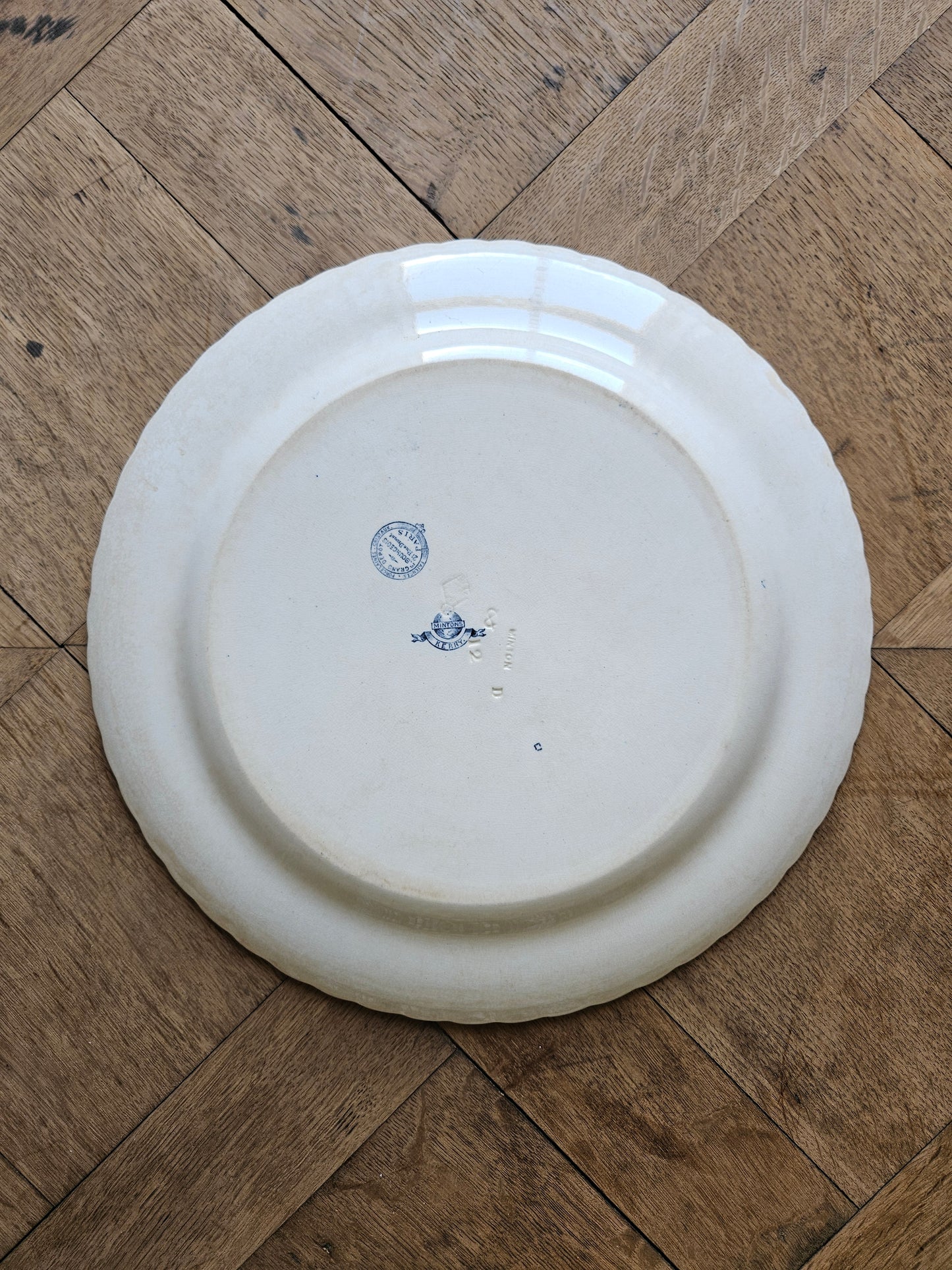 Plat ancien estampillé Mintons Kerry, grand dépôt Emile Bourgeois Paris 