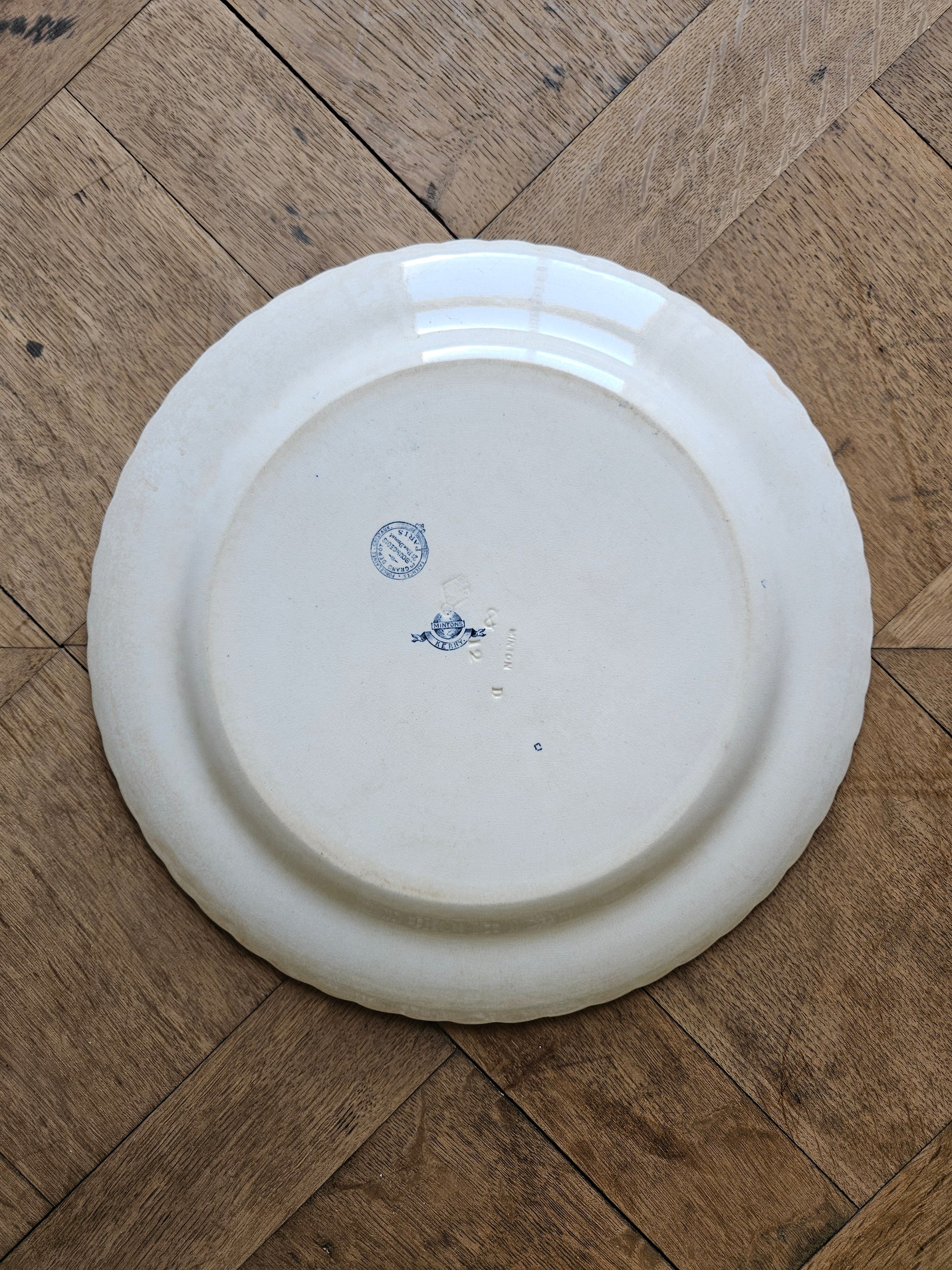 Plat ancien estampillé Mintons Kerry, grand dépôt Emile Bourgeois Paris 