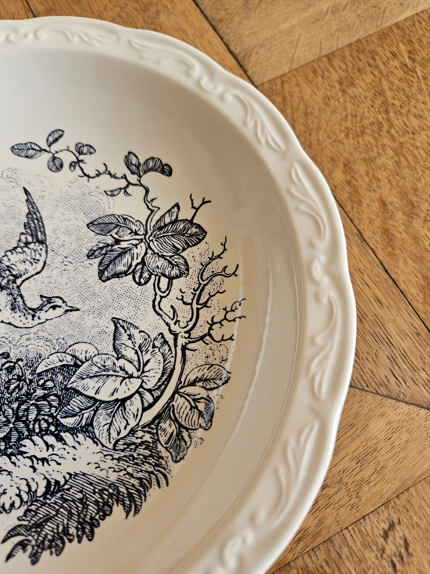 Décor en relief sur assiette creuse vintage Digoin