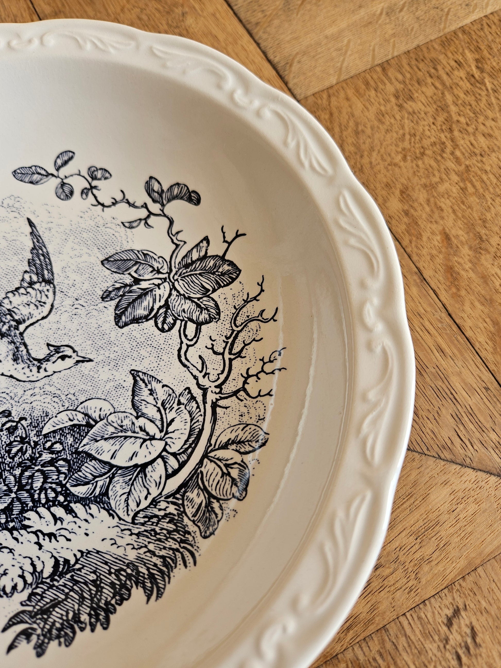 Décor en relief sur assiette creuse vintage Digoin