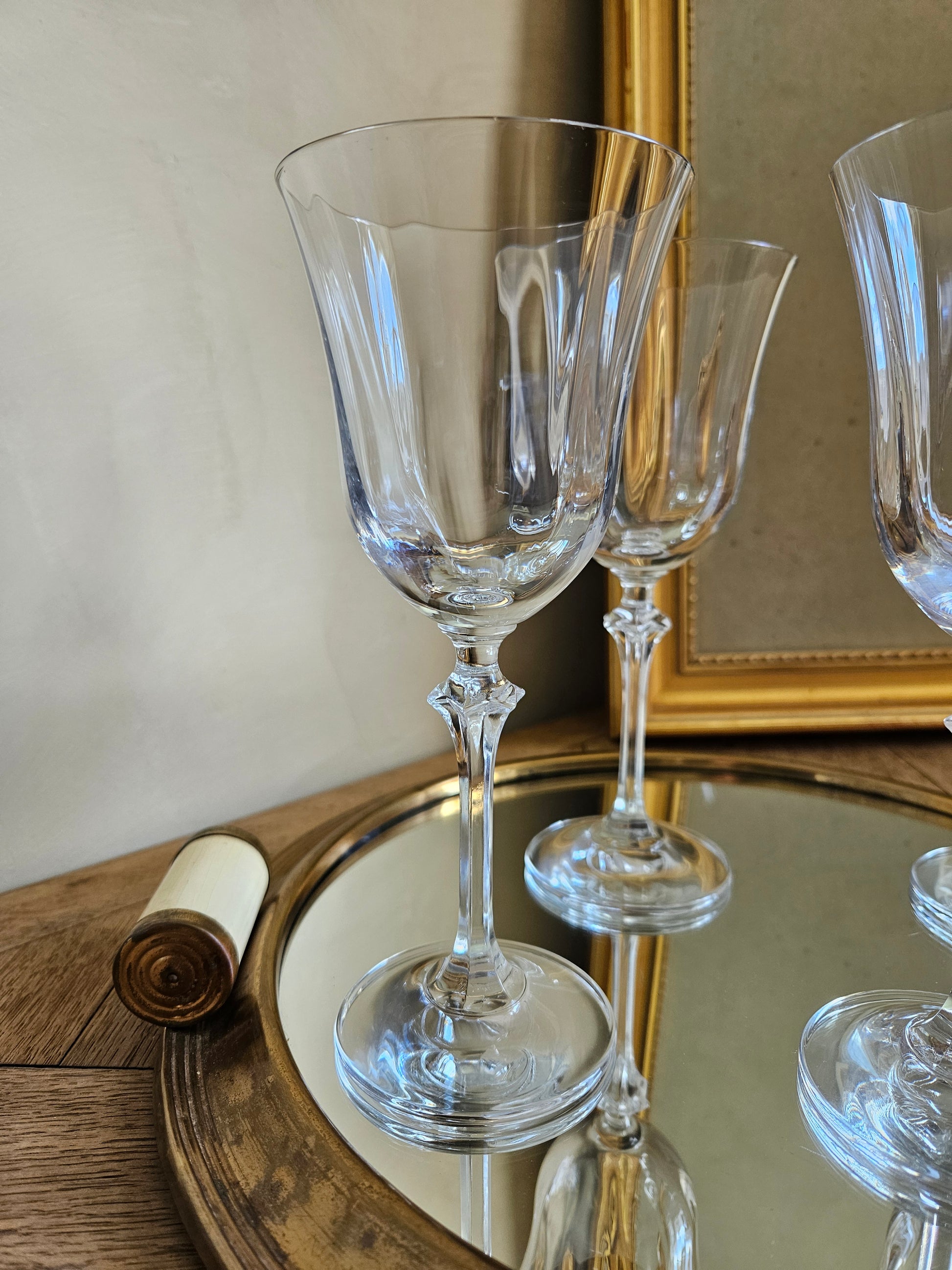 Élégants verres à pied style vintage. Légèrement striés.