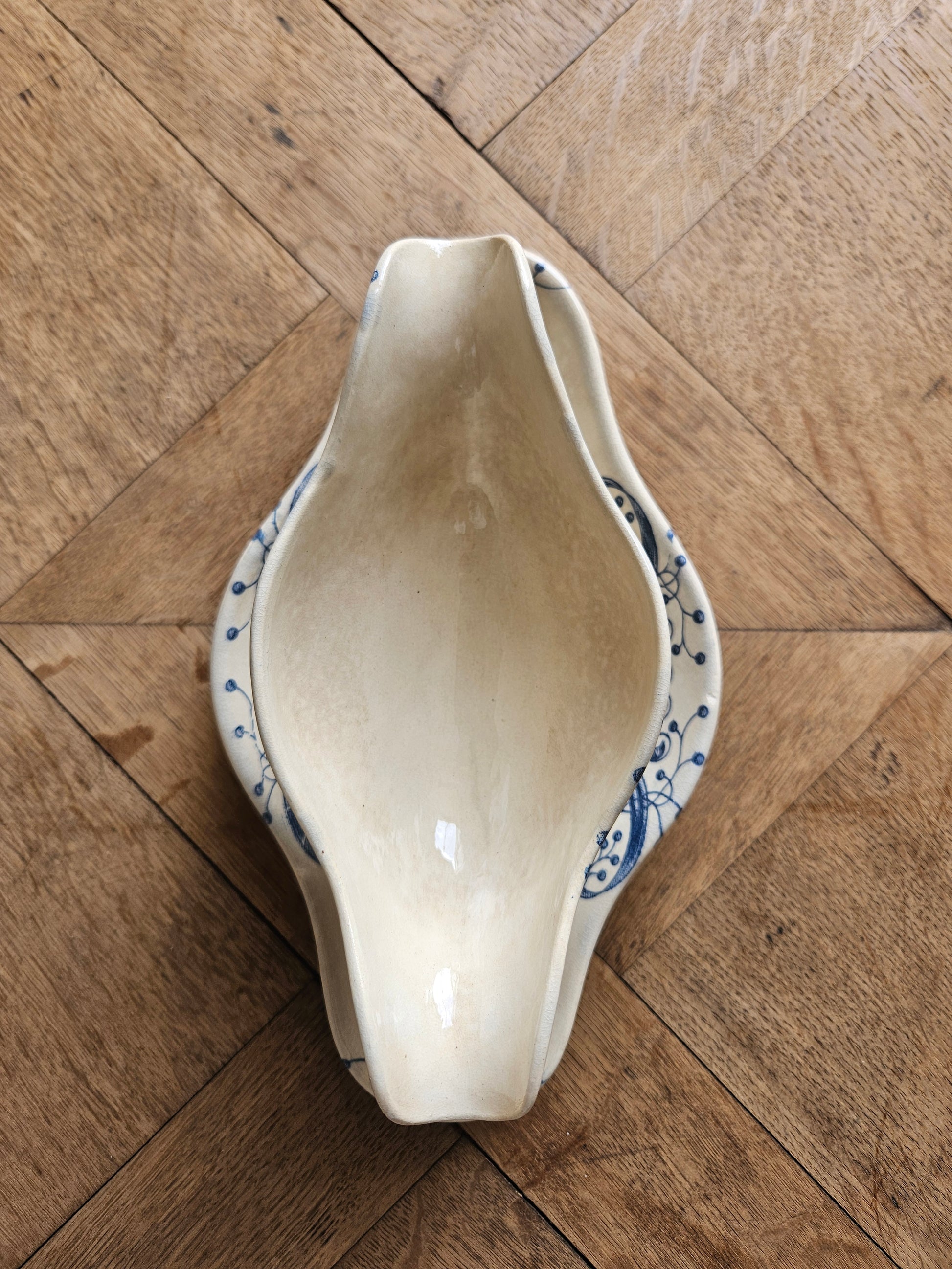 Charmante patine sur saucière ancienne Faïencerie de Lyon, Joconde