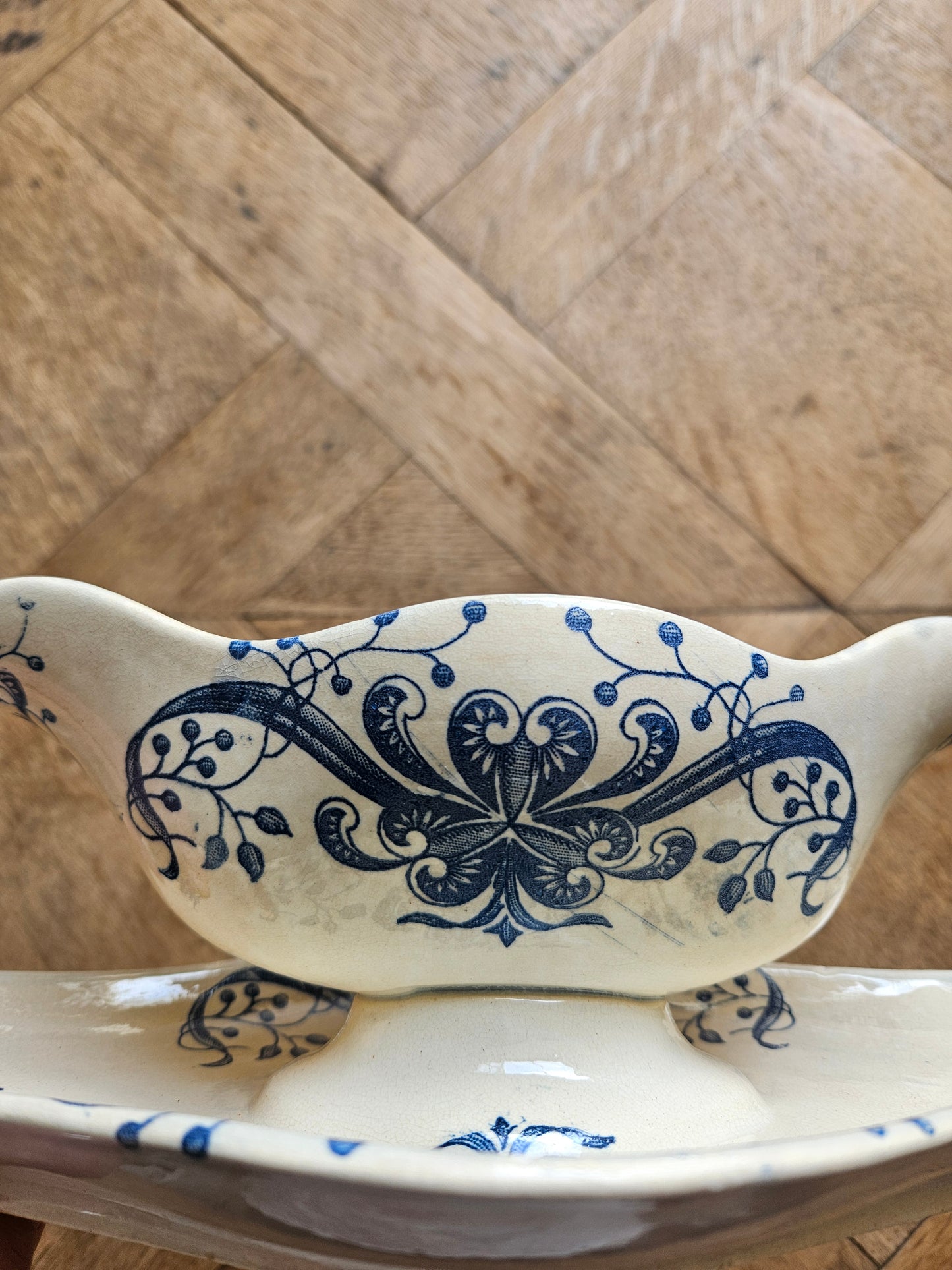 Décor bleu sur saucière ancienne de la Faïencerie de Lyon, modèle Joconde