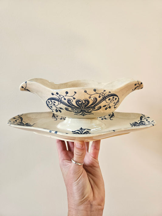 Saucière ancienne Faïencerie de Lyon, Joconde. Terre de fer au décor bleu et pâte ivoire.